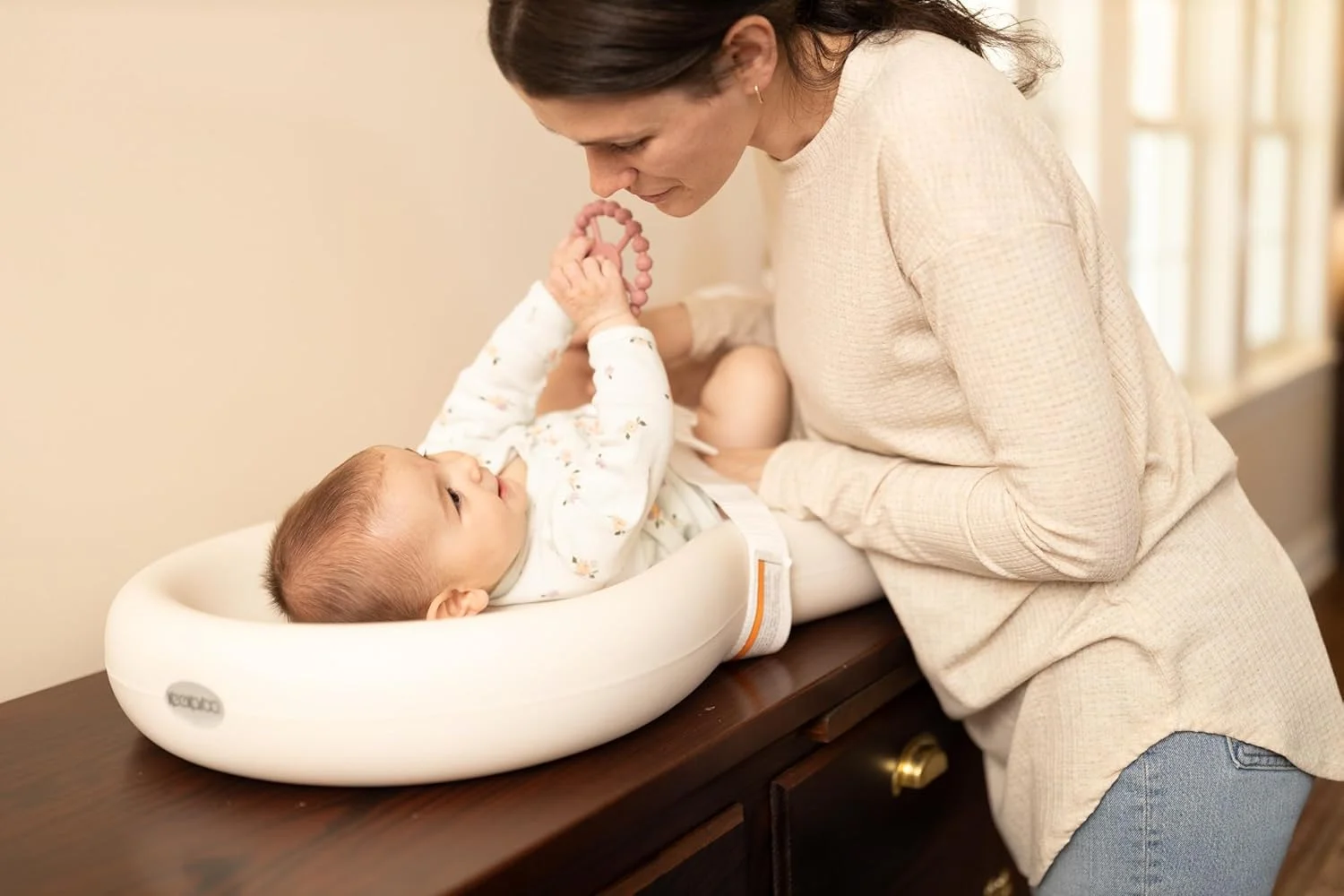 تشک تعویض پوشک کودک کیکارو مدل Peanut Changer Baby Vanilla - محصول اصلی ساخت آمریکا، پد تعویض آسان تمیز شونده و تنها پوسته روی فوم، کاملا نفوذ ناپذیر در برابر مایعات تشک تعویض پوشک کودک کیکارو مدل Peanut Changer Baby Vanilla - محصول اصلی ساخت آمریکا، پد تعویض آسان تمیز شونده و تنها پوسته روی فوم، کاملا نفوذ ناپذیر در برابر مایعات