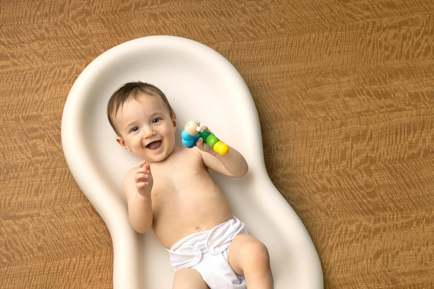تشک تعویض پوشک کودک کیکارو مدل Peanut Changer Baby Vanilla - محصول اصلی ساخت آمریکا، پد تعویض آسان تمیز شونده و تنها پوسته روی فوم، کاملا نفوذ ناپذیر در برابر مایعات تشک تعویض پوشک کودک کیکارو مدل Peanut Changer Baby Vanilla - محصول اصلی ساخت آمریکا، پد تعویض آسان تمیز شونده و تنها پوسته روی فوم، کاملا نفوذ ناپذیر در برابر مایعات