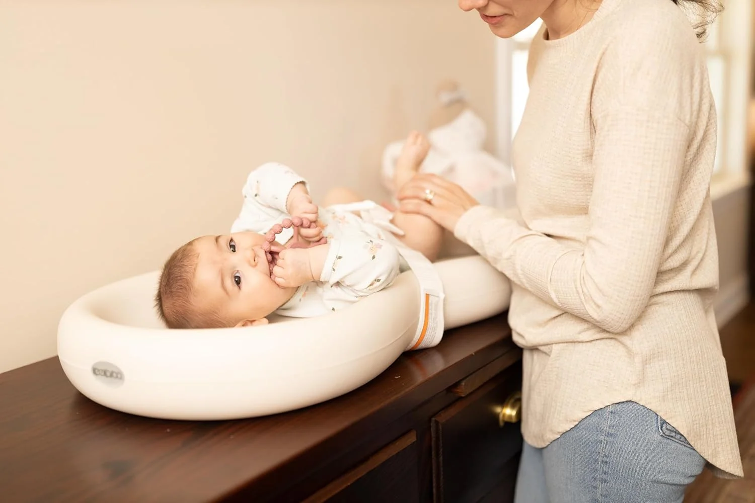 تشک تعویض پوشک کودک کیکارو مدل Peanut Changer Baby Vanilla - محصول اصلی ساخت آمریکا، پد تعویض آسان تمیز شونده و تنها پوسته روی فوم، کاملا نفوذ ناپذیر در برابر مایعات تشک تعویض پوشک کودک کیکارو مدل Peanut Changer Baby Vanilla - محصول اصلی ساخت آمریکا، پد تعویض آسان تمیز شونده و تنها پوسته روی فوم، کاملا نفوذ ناپذیر در برابر مایعات