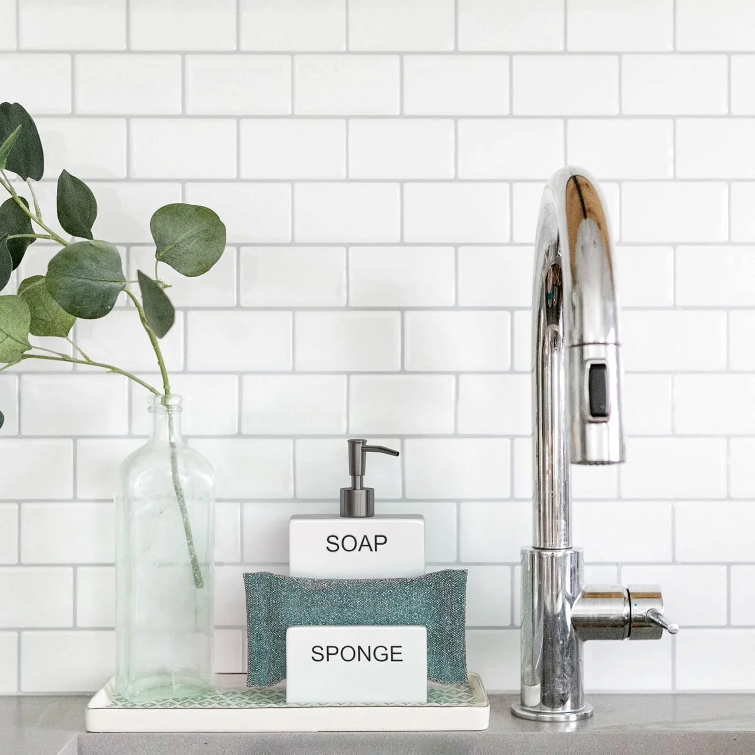 ظرف مایع ظرفشویی سرامیکی Barnyard Designs با جا اسکاچی، دکور آشپزخانه روستایی برای روی میز، جا مایع دستشویی برای سینک ظرفشویی، دکوراسیون روستایی برای آشپزخانه، سفید، 10x19 سانتی متر