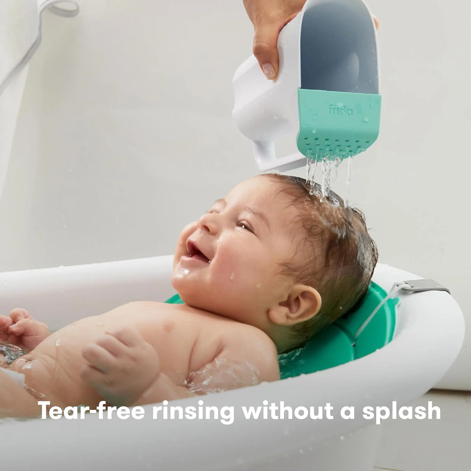 فنجان آبکشی حمام کودک Frida Baby Control The Flow Rinser با دسته آسان گیر و دوش بارانی جداشدنی، سفید فنجان آبکشی حمام کودک Frida Baby Control The Flow Rinser با دسته آسان گیر و دوش بارانی جداشدنی، سفید