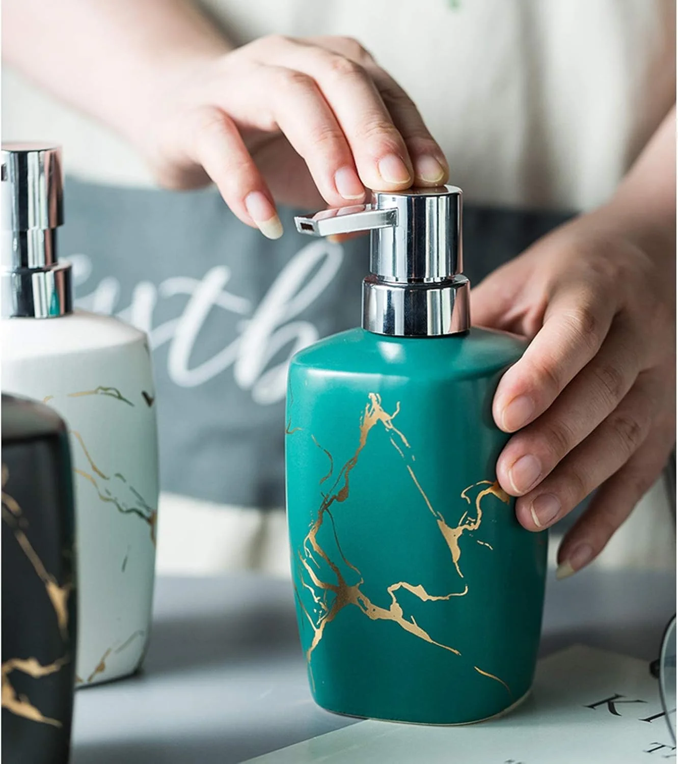 جا مایع دستشویی برای حمام 350 میلی لیتر، طرح مرمر مات راه راه، جا مایع سرامیکی با پمپ طلایی برای حمام، آشپزخانه، روی میز، بطری های پخش کننده