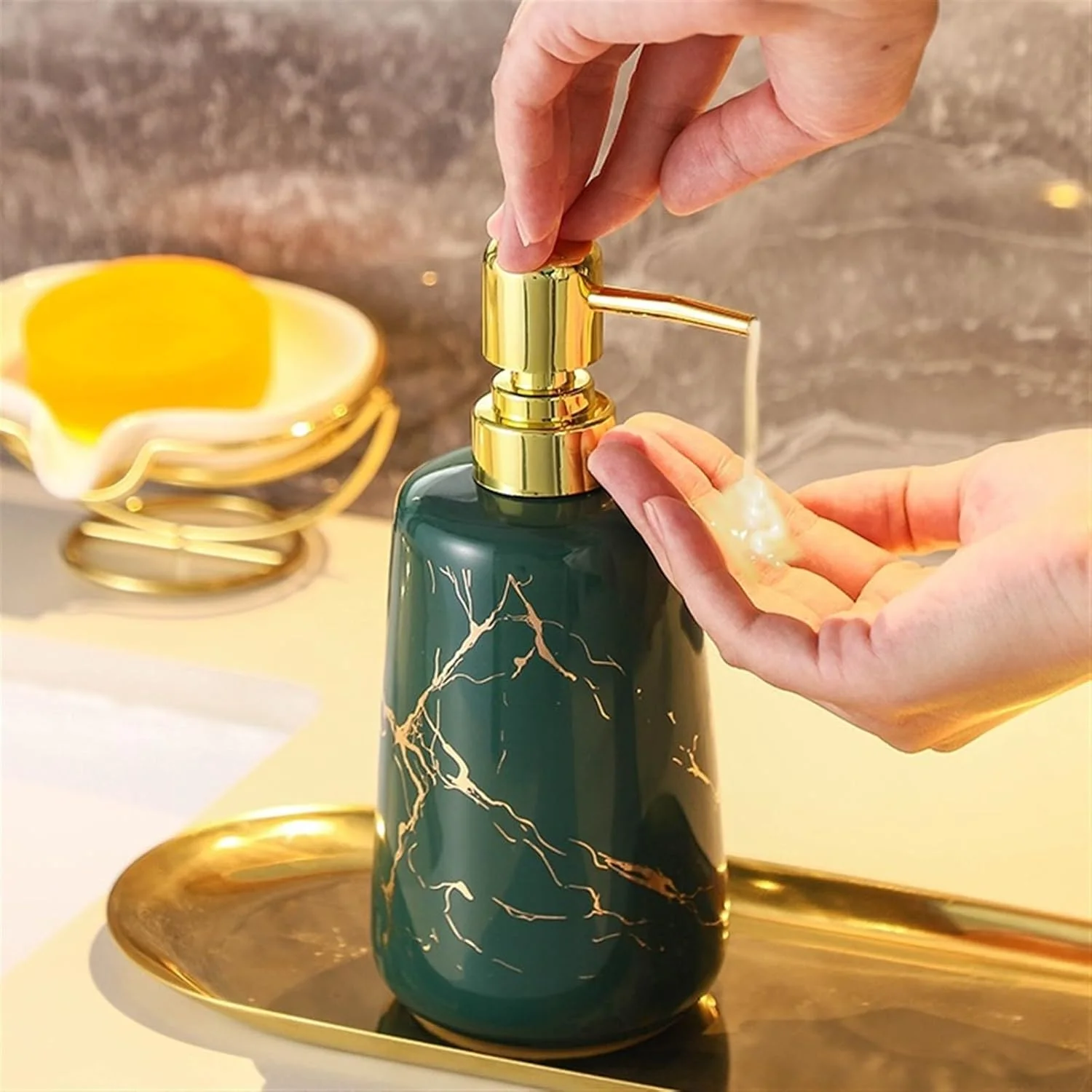 جا مایع ظرفشویی سرامیکی با طرح مرمر و پمپ طلایی مناسب سینک آشپزخانه و حمام، قابل شارژ