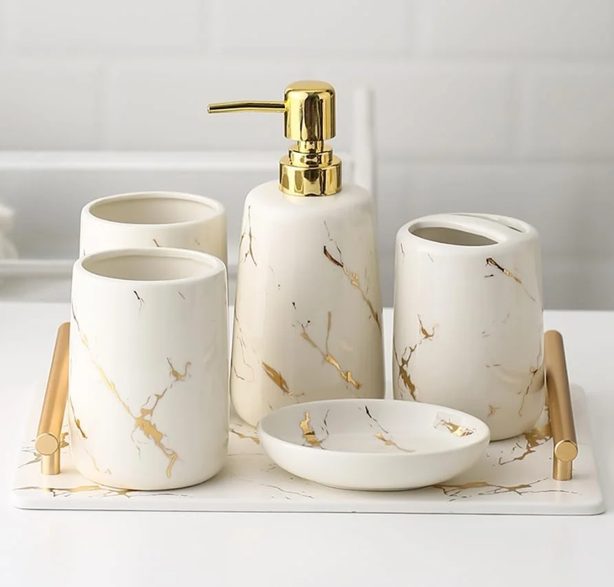 ست لوازم جانبی حمام 6 تکه سبک و ساده شامل جا مسواکی، لیوان دهانشویه، جا صابونی، مایع ریز صابون، سینی، لوازم جانبی سرامیکی حمام، لوازم بهداشتی (سفید)