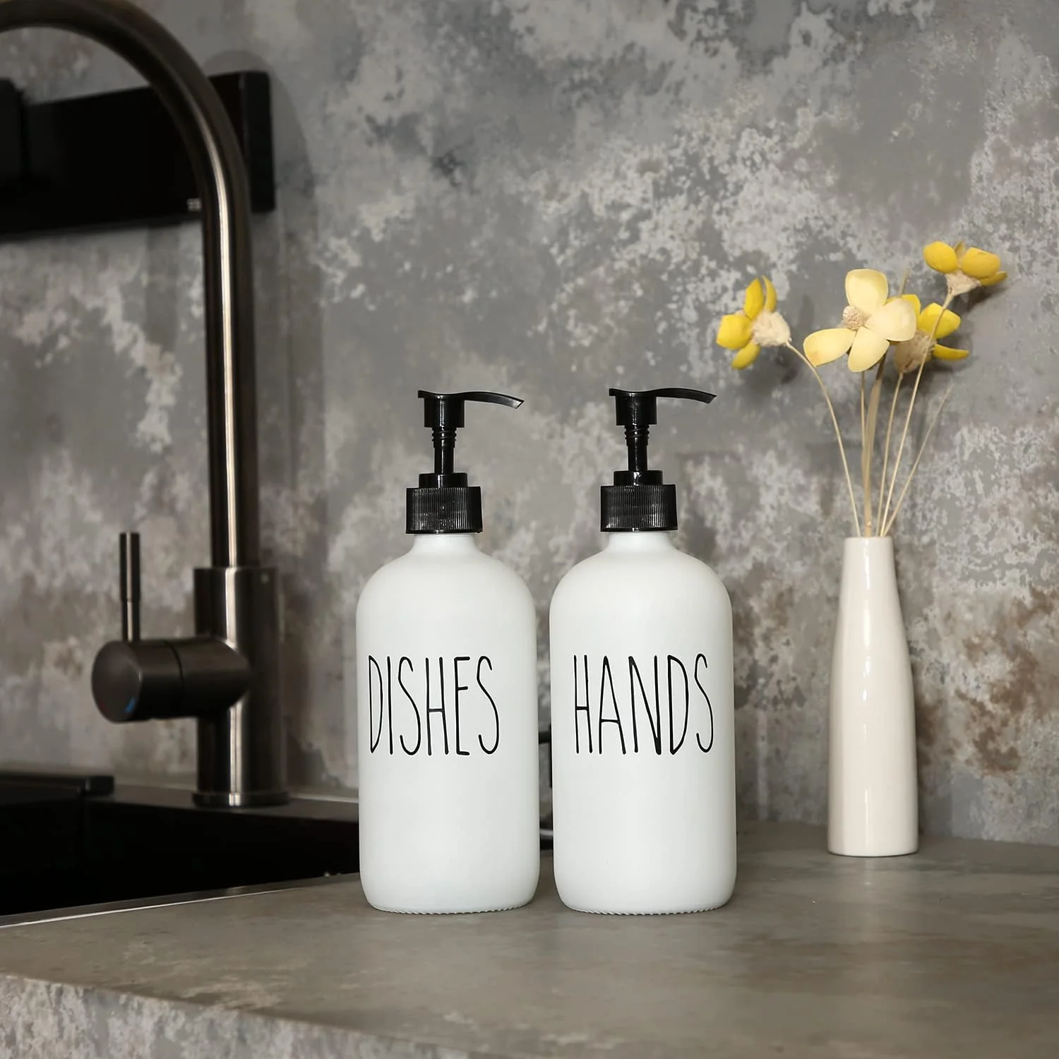 ست دو عددی جا مایع ظرفشویی MOMEEMO، شامل جا مایع ظرفشویی و جا مایع دستشویی. جا مایع شیشه ای 473 میلی لیتری با پمپ های پلاستیکی مشکی. (سفید)