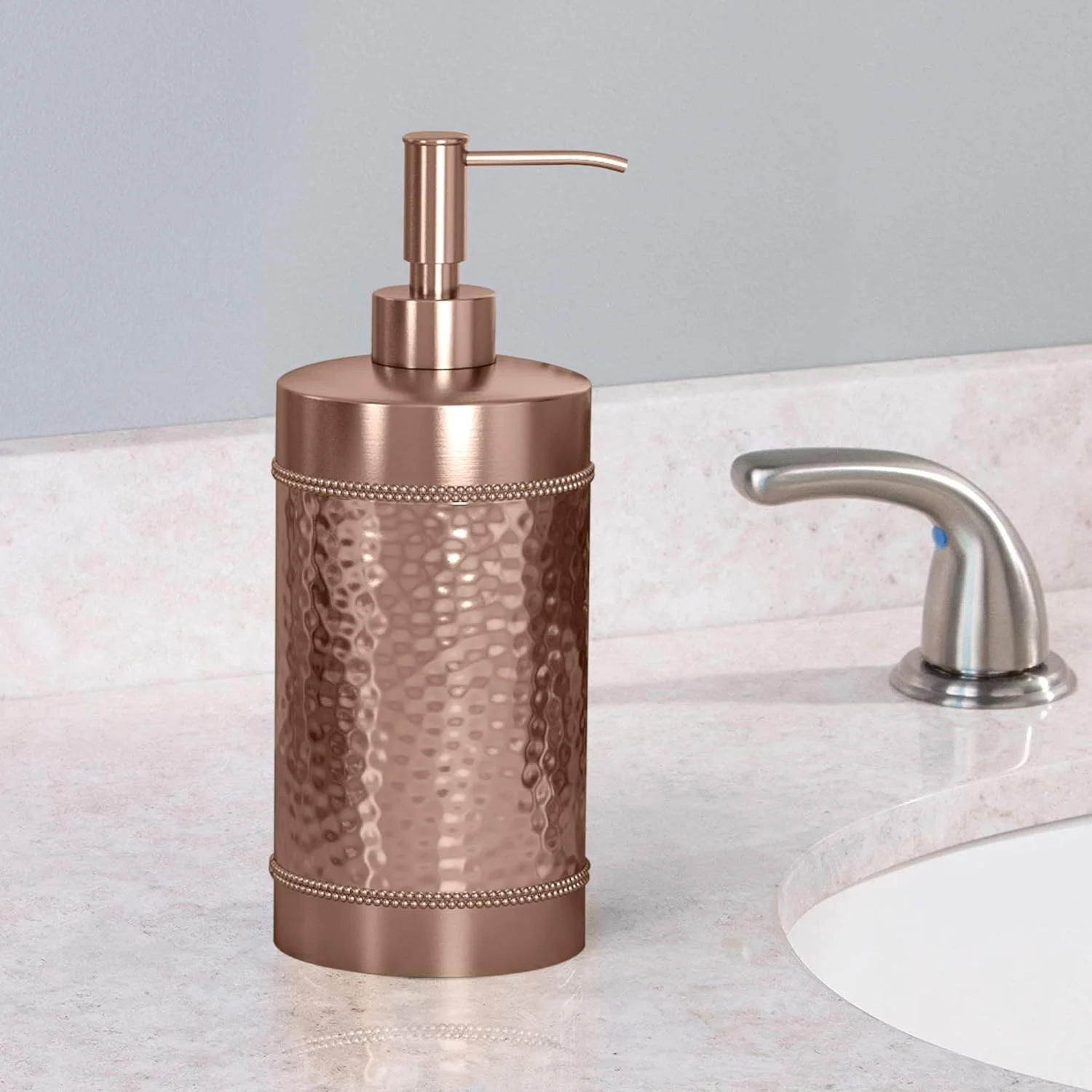 پمپ مایع دستشویی و لوسیون مسی Nu Steel Hudson، مجموعه دکوراسیون شیک، با روکش چکش کاری شده، مناسب برای حمام یا آشپزخانه