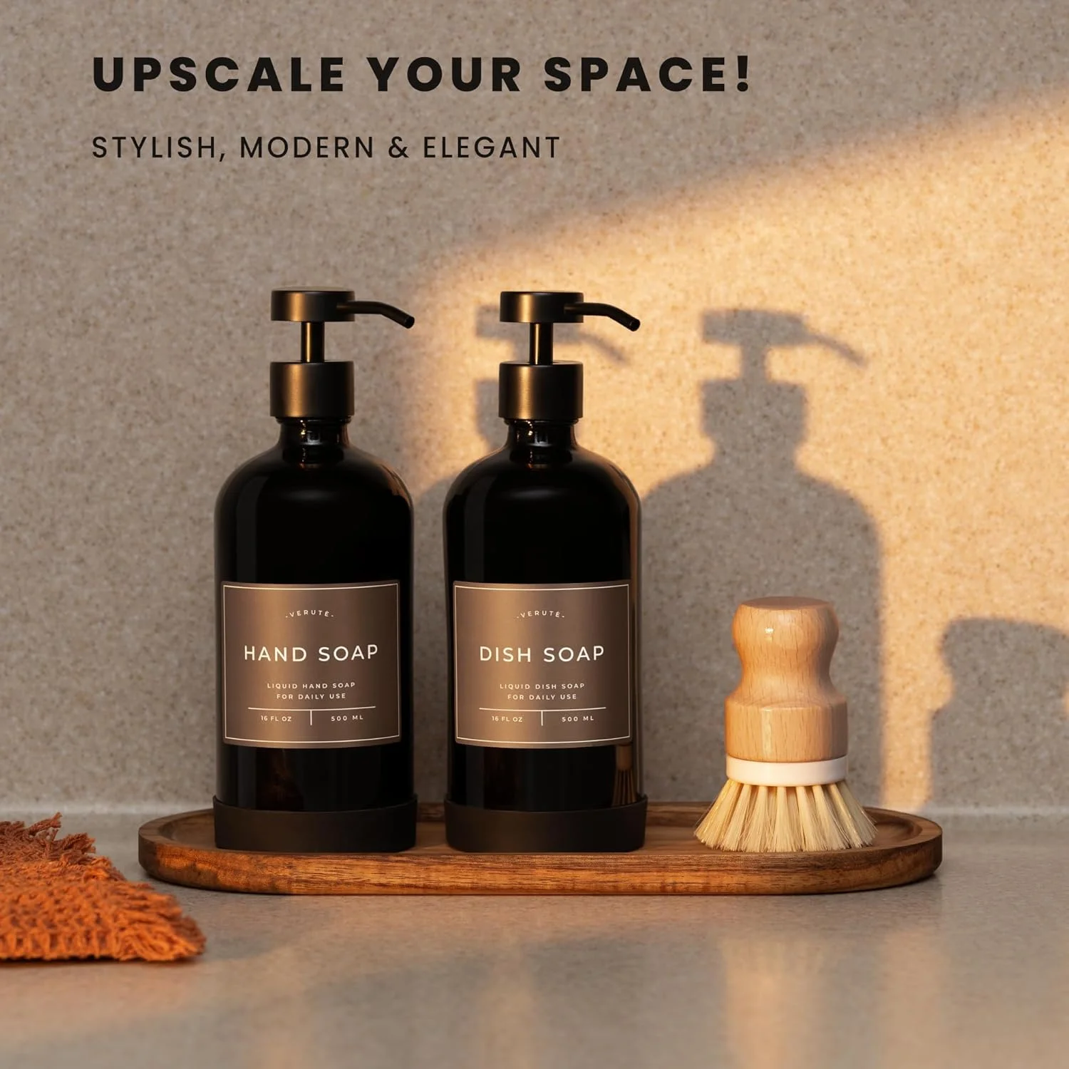 جا مایع شیشه ای تیره 470 میلی لیتری Verute با پمپ استیل ضد زنگ، 21 برچسب ضد آب و پد سیلیکونی محافظ ضد لغزش، ست 2 عددی برای حمام و آشپزخانه (بطری مشکی براق/پمپ مشکی)