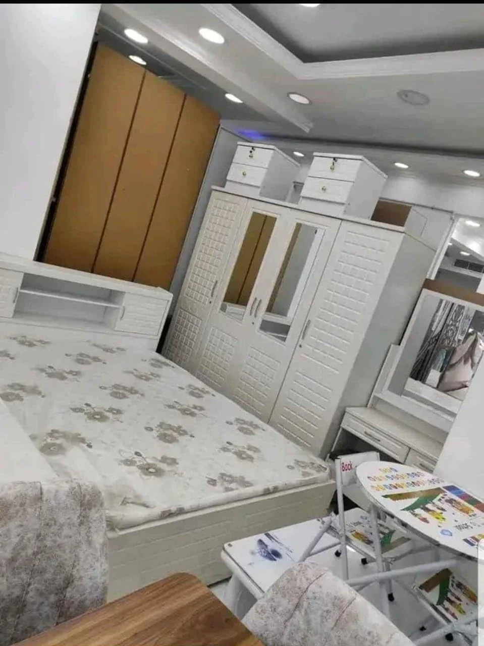 سرویس خواب دو نفره کینگ Home City Furniture به همراه میز آرایش و صندلی | تخت خواب سایز کینگ + تشک طبی، کمد 4 درب، 2 پاتختی، سرویس خواب چوبی مدرن و بادوام سرویس خواب دو نفره کینگ Home City Furniture به همراه میز آرایش و صندلی | تخت خواب سایز کینگ + تشک طبی، کمد 4 درب، 2 پاتختی، سرویس خواب چوبی مدرن و بادوام