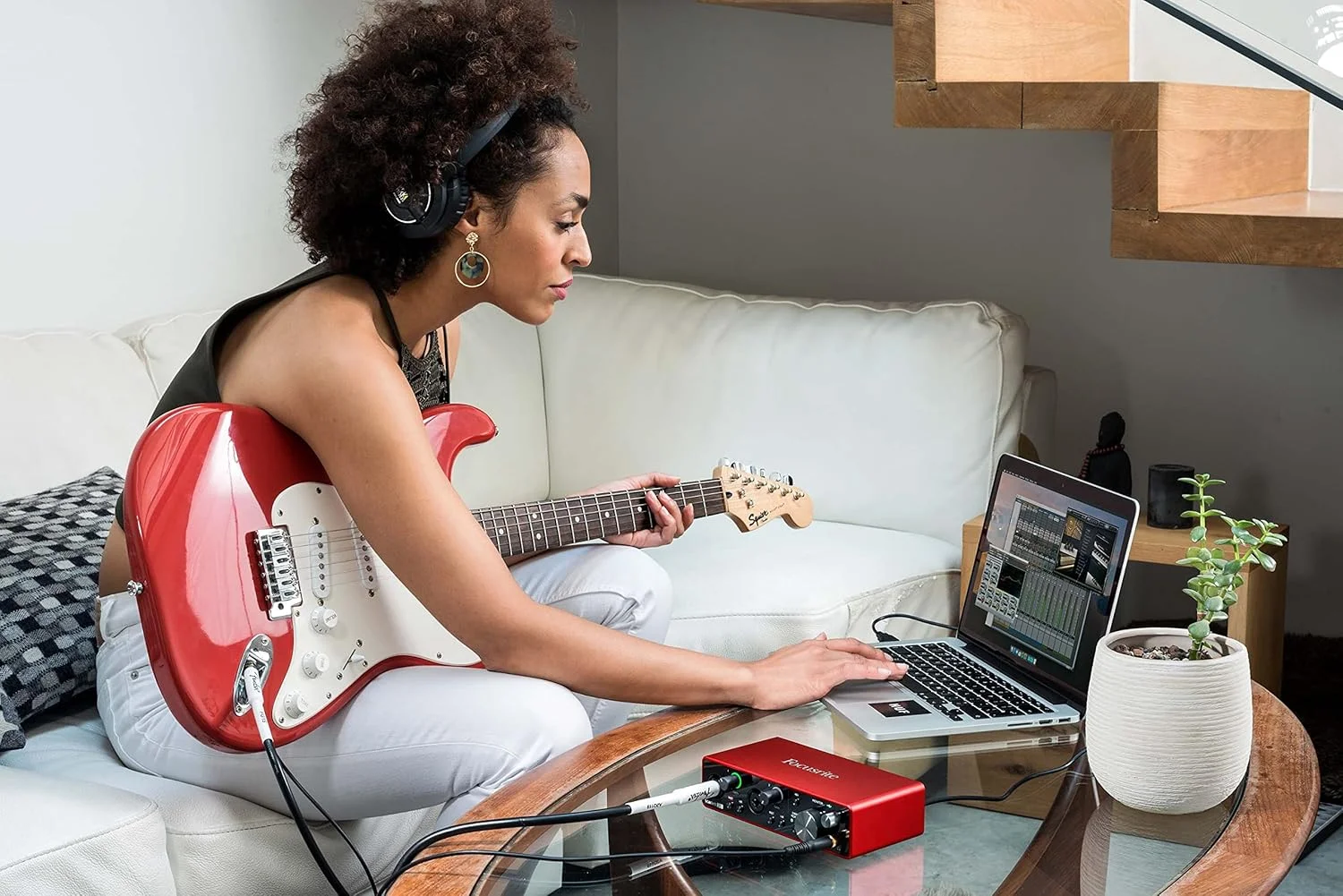 باندل کارت صدای USB فوکوسرایت Scarlett 2i2 نسل سوم 2 ورودی و 2 خروجی به همراه کابل XLR و پارچه پولیش Austin Bazaar باندل کارت صدای USB فوکوسرایت Scarlett 2i2 نسل سوم 2 ورودی و 2 خروجی به همراه کابل XLR و پارچه پولیش Austin Bazaar