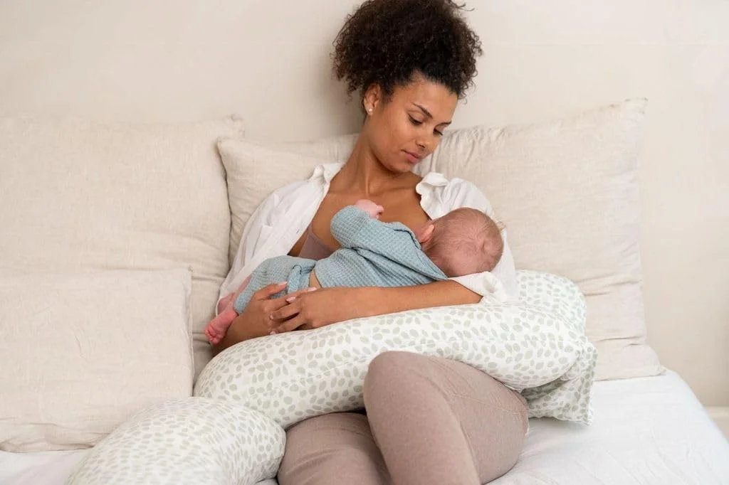 بالش بارداری Doomoo Maxxy - کوسن چند منظوره برای دوران بارداری، طرح برگ های کوچک سبز، ایده آل برای خواب، شیردهی و استراحت، ضد حساسیت و سازگار با محیط زیست