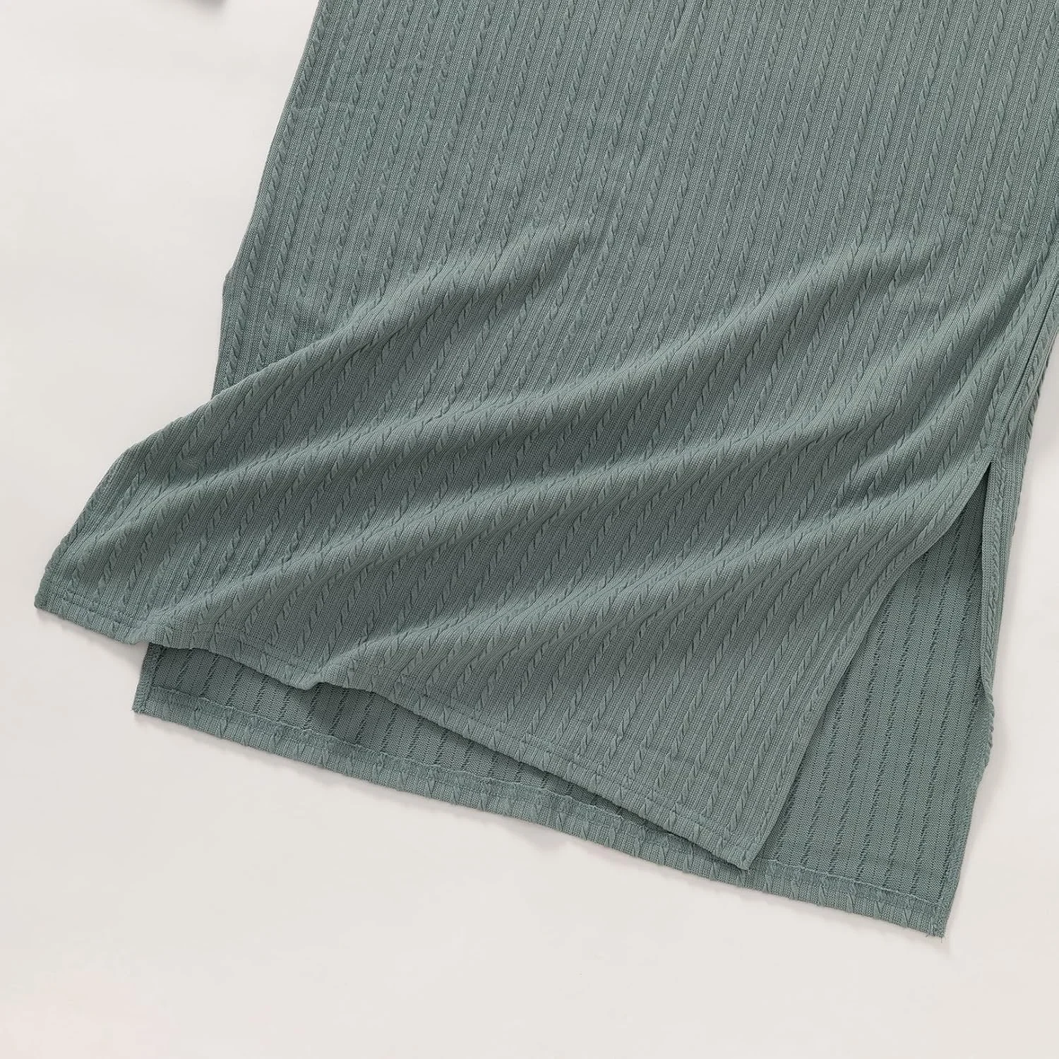 پیراهن بارداری بافتنی کبریتی با چاک پهلو، آستین بلند و قد میدی مناسب دوران بارداری