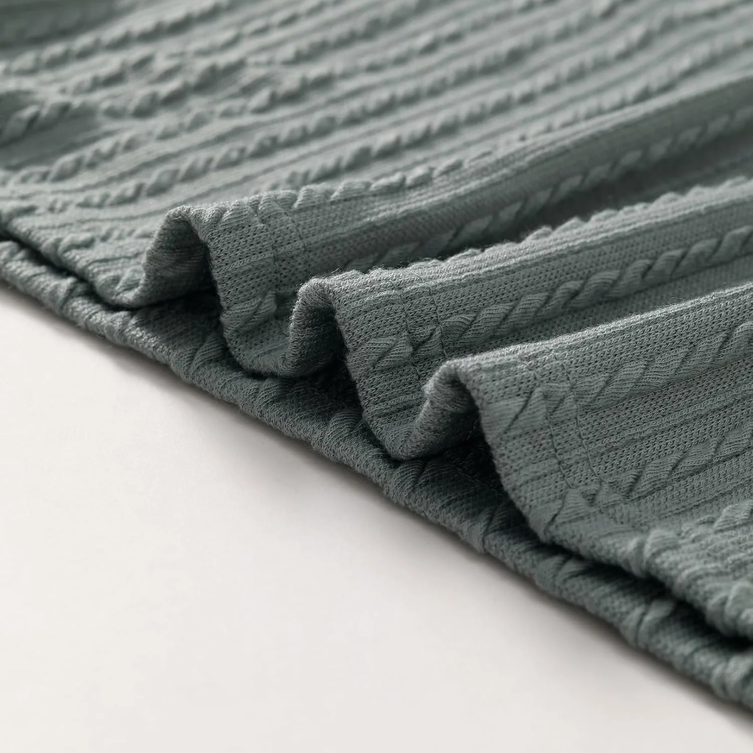 پیراهن بارداری بافتنی کبریتی با چاک پهلو، آستین بلند و قد میدی مناسب دوران بارداری