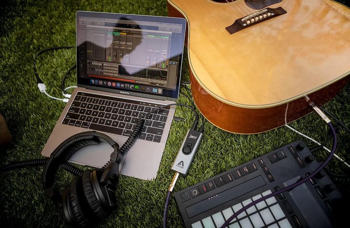 اینترفیس ساز آپوجی Jam+ USB، اینترفیس صوتی USB 2 ورودی 1/خروجی 2 با رزولوشن 24 بیت/96 کیلوهرتز، دارای ورودی ساز و خروجی هدفون اینترفیس ساز آپوجی Jam+ USB، اینترفیس صوتی USB 2 ورودی 1/خروجی 2 با رزولوشن 24 بیت/96 کیلوهرتز، دارای ورودی ساز و خروجی هدفون