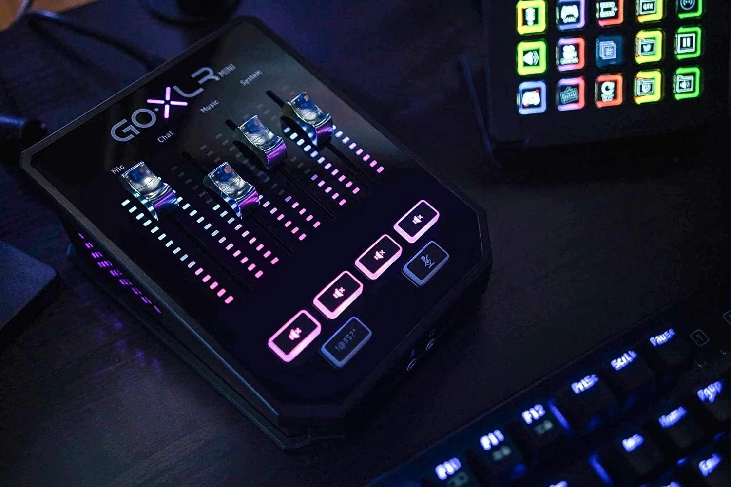 میکسر و کارت صدای USB تی سی GoXLR Mini مناسب استریمرها، گیمرها و پادکسترها - همراه با پاپ اسکرین میکروفون میکسر و کارت صدای USB تی سی GoXLR Mini مناسب استریمرها، گیمرها و پادکسترها - همراه با پاپ اسکرین میکروفون