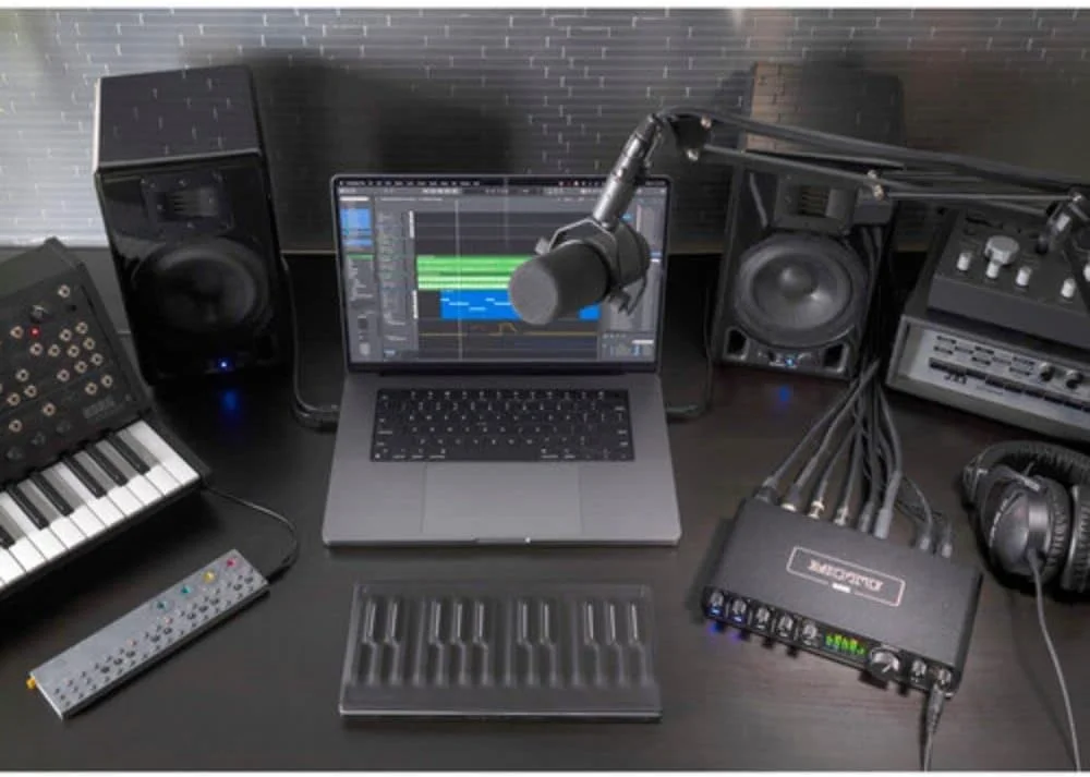 بسته نرم افزاری کارت صدای دسکتاپ MOTU M6 6x4 USB-C Audio-MIDI به همراه کابل XLR-XLR و بست های اتصال بسته نرم افزاری کارت صدای دسکتاپ MOTU M6 6x4 USB-C Audio-MIDI به همراه کابل XLR-XLR و بست های اتصال