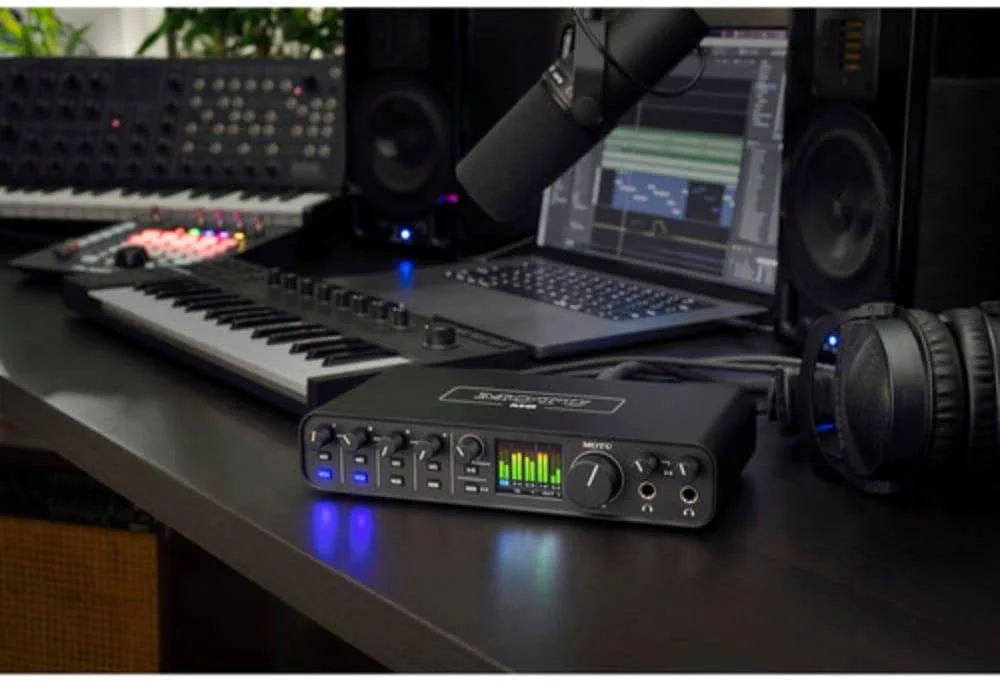 بسته نرم افزاری کارت صدای دسکتاپ MOTU M6 6x4 USB-C Audio-MIDI به همراه کابل XLR-XLR و بست های اتصال بسته نرم افزاری کارت صدای دسکتاپ MOTU M6 6x4 USB-C Audio-MIDI به همراه کابل XLR-XLR و بست های اتصال