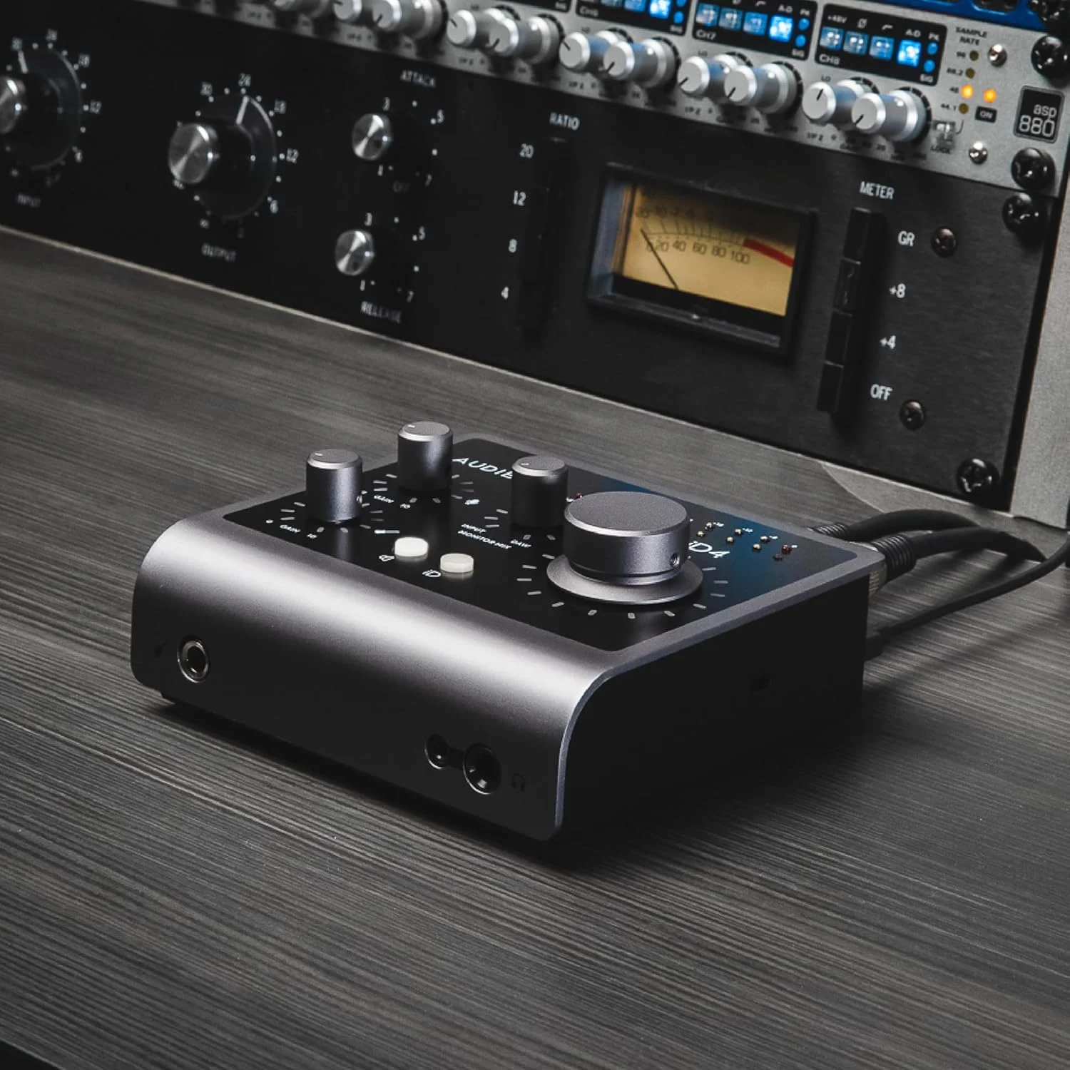 کارت صدای Audient iD4 MKII، پری امپ میکروفون کنسول Class A (USB-C پرسرعت، میکس مانیتور و عملکرد پن مانیتور، 2 خروجی هدفون، سازگار با Mac/PC/iOS)، مشکی کارت صدای Audient iD4 MKII، پری امپ میکروفون کنسول Class A (USB-C پرسرعت، میکس مانیتور و عملکرد پن مانیتور، 2 خروجی هدفون، سازگار با Mac/PC/iOS)، مشکی