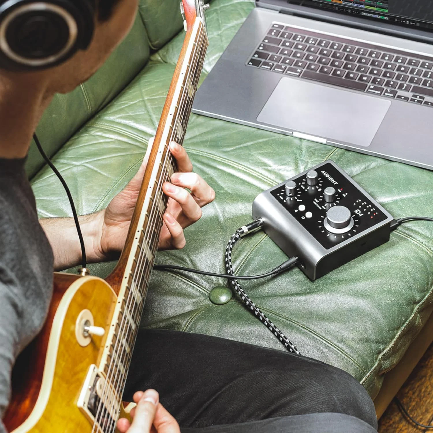 کارت صدای Audient iD4 MKII، پری امپ میکروفون کنسول Class A (USB-C پرسرعت، میکس مانیتور و عملکرد پن مانیتور، 2 خروجی هدفون، سازگار با Mac/PC/iOS)، مشکی کارت صدای Audient iD4 MKII، پری امپ میکروفون کنسول Class A (USB-C پرسرعت، میکس مانیتور و عملکرد پن مانیتور، 2 خروجی هدفون، سازگار با Mac/PC/iOS)، مشکی