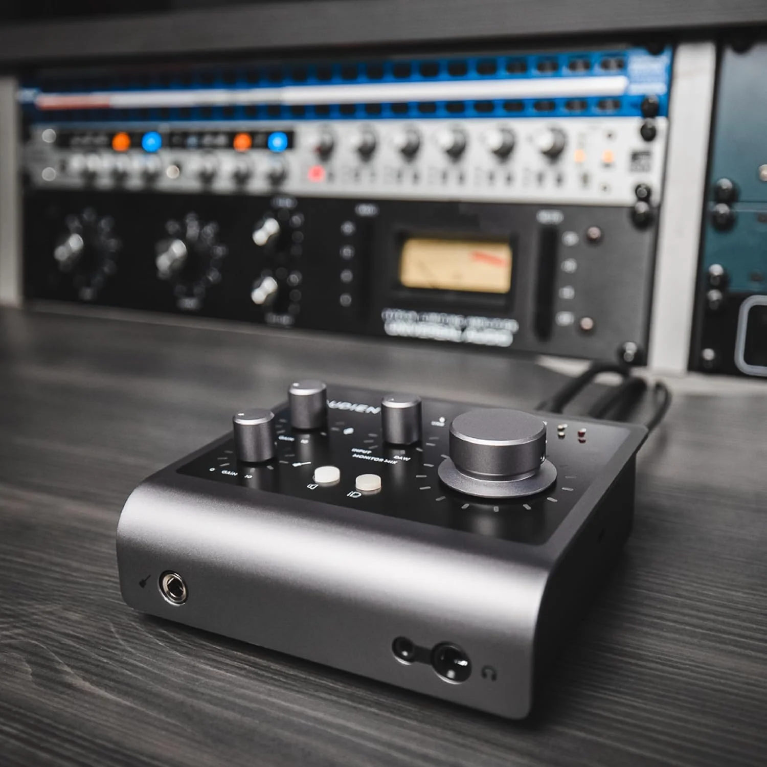 کارت صدای Audient iD4 MKII، پری امپ میکروفون کنسول Class A (USB-C پرسرعت، میکس مانیتور و عملکرد پن مانیتور، 2 خروجی هدفون، سازگار با Mac/PC/iOS)، مشکی کارت صدای Audient iD4 MKII، پری امپ میکروفون کنسول Class A (USB-C پرسرعت، میکس مانیتور و عملکرد پن مانیتور، 2 خروجی هدفون، سازگار با Mac/PC/iOS)، مشکی