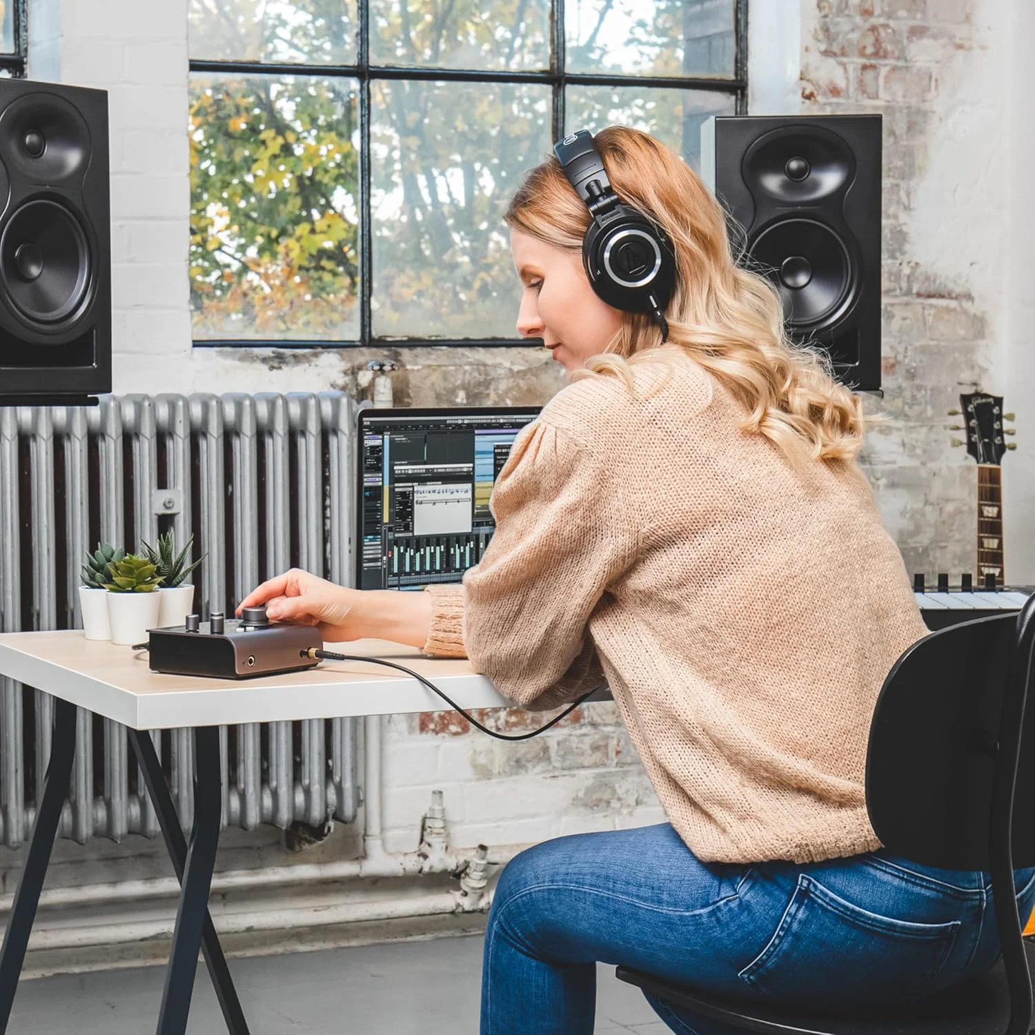 کارت صدای Audient iD4 MKII، پری امپ میکروفون کنسول Class A (USB-C پرسرعت، میکس مانیتور و عملکرد پن مانیتور، 2 خروجی هدفون، سازگار با Mac/PC/iOS)، مشکی کارت صدای Audient iD4 MKII، پری امپ میکروفون کنسول Class A (USB-C پرسرعت، میکس مانیتور و عملکرد پن مانیتور، 2 خروجی هدفون، سازگار با Mac/PC/iOS)، مشکی