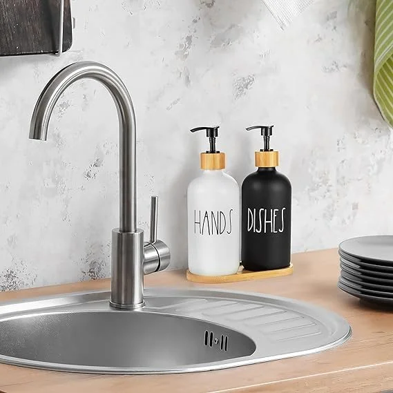 ست جا مایع شیشه ای JOEBO، 2 عدد جا مایع دستشویی و ظرفشویی با سینی بامبو، جا مایع طرح قدیمی با پمپ برای سینک آشپزخانه و حمام (سفید + مشکی)