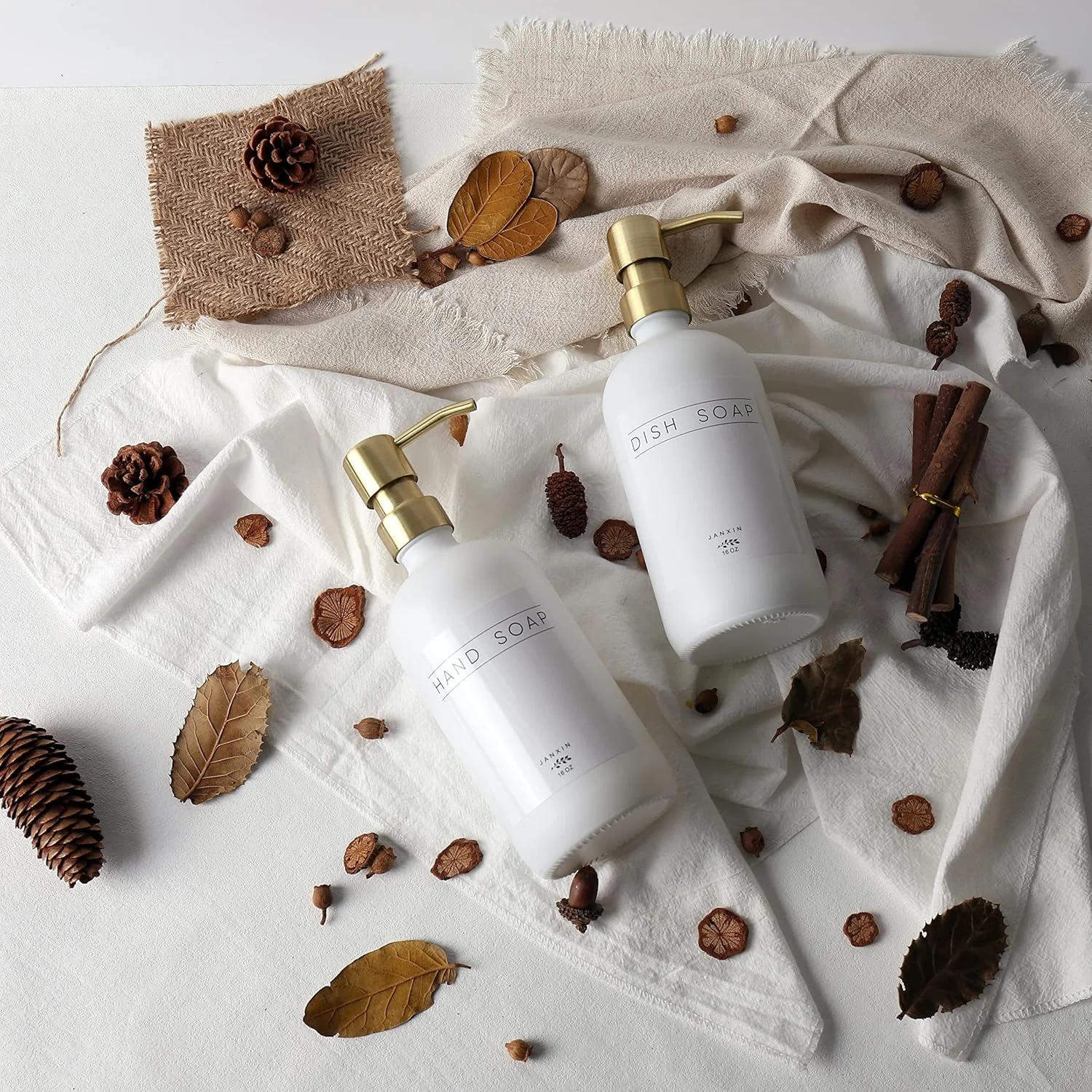پک دو عددی جا مایع ظرفشویی شیشه ای Janxin، جا مایع ظرفشویی برای سینک ظرفشویی با پمپ، جا مایع دستشویی مدرن حمام با برچسب های ضد آب برای مایع دستشویی، مایع ظرفشویی، لوسیون (بطری های سفید + پمپ های طلایی)