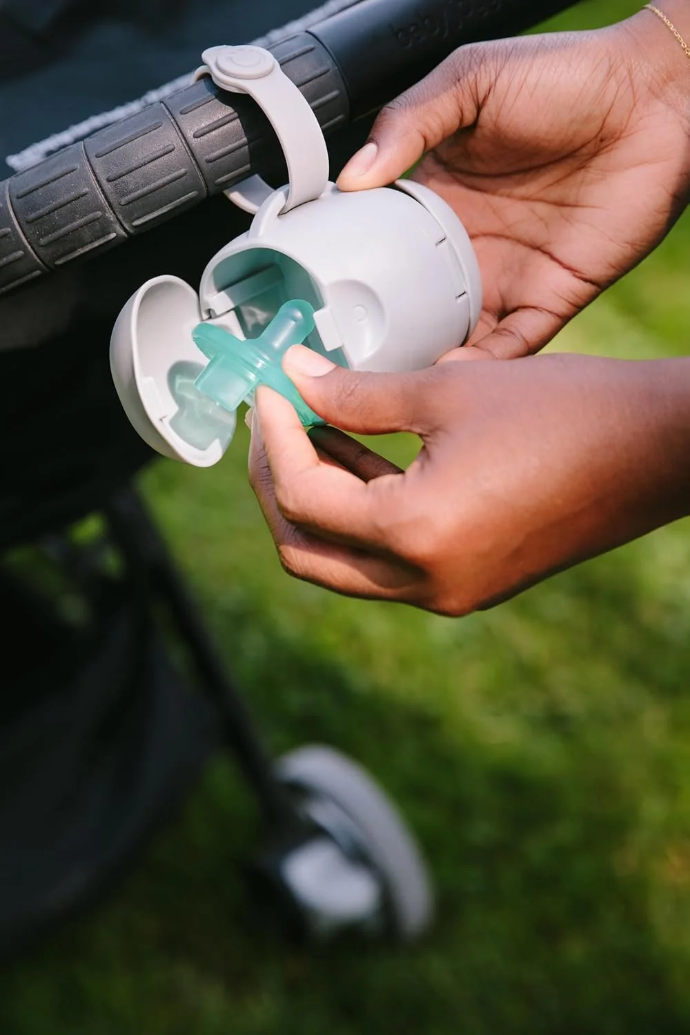 جا پستانکی دوقلو قابل حمل یوبی، پستانک های کودک را تمیز و در دسترس نگه می دارد، شامل بند سیلیکونی، خاکستری جا پستانکی دوقلو قابل حمل یوبی، پستانک های کودک را تمیز و در دسترس نگه می دارد، شامل بند سیلیکونی، خاکستری