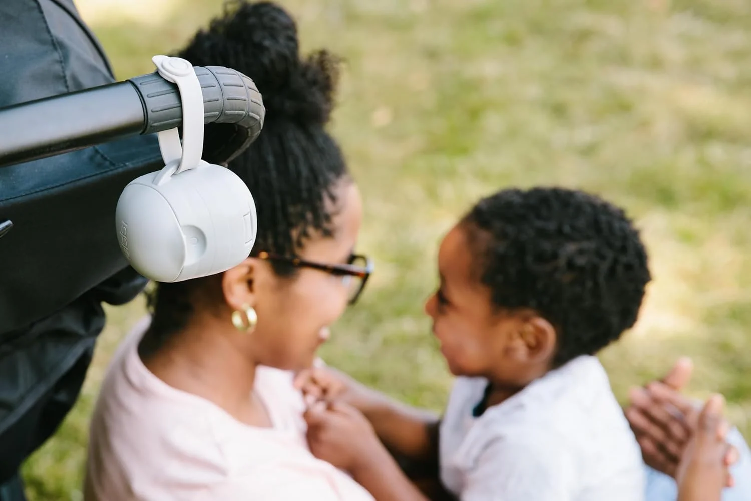 جا پستانکی دوقلو قابل حمل یوبی، پستانک های کودک را تمیز و در دسترس نگه می دارد، شامل بند سیلیکونی، خاکستری جا پستانکی دوقلو قابل حمل یوبی، پستانک های کودک را تمیز و در دسترس نگه می دارد، شامل بند سیلیکونی، خاکستری