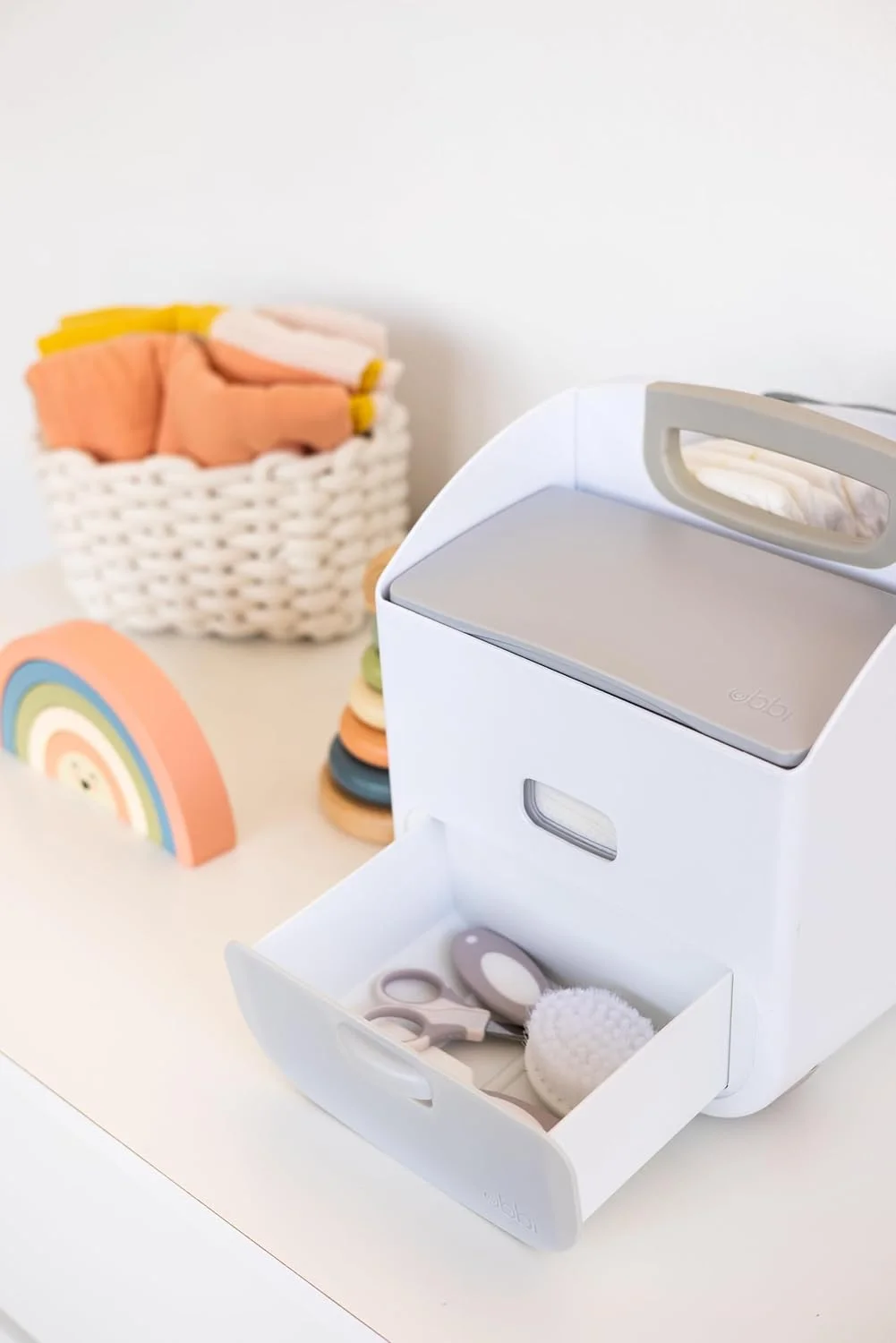 کیف لوازم تعویض پوشک قابل حمل Ubbi به همراه زیرانداز تعویض، مناسب برای نگهداری پوشک، دستمال مرطوب و لوازم جانبی کودک، خاکستری کیف لوازم تعویض پوشک قابل حمل Ubbi به همراه زیرانداز تعویض، مناسب برای نگهداری پوشک، دستمال مرطوب و لوازم جانبی کودک، خاکستری