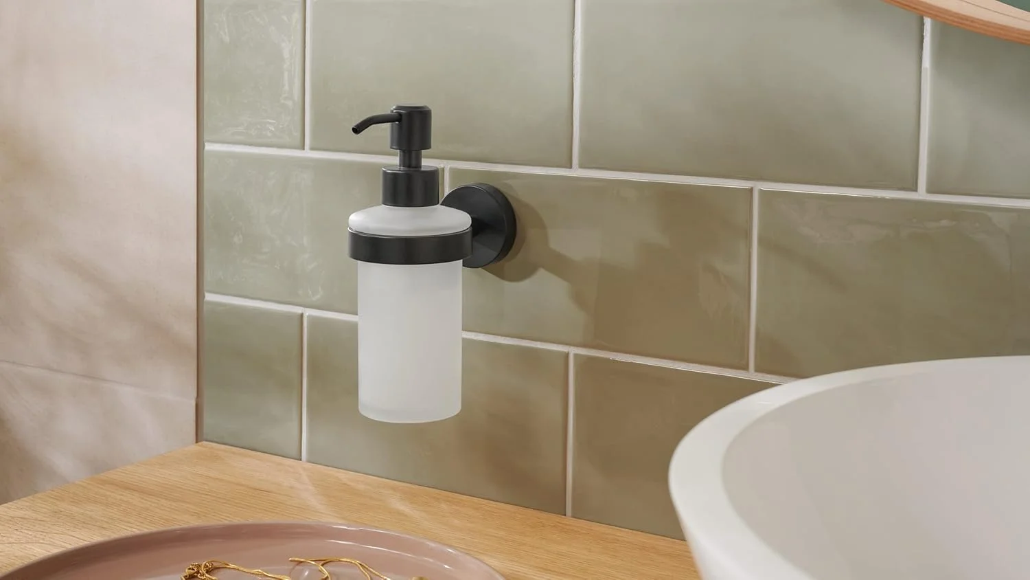 جا مایع صابون مشکی تسا مدل Moon، مشکی مات، جا مایع با پمپ شیشه ای ساتن، 200 میلی لیتر، مناسب برای حمام های سبک صنعتی و حمام های مدرن، نصب بدون دریل، شامل محلول چسب، 70 میلی متر x 171 میلی متر x 119 میلی متر جا مایع صابون مشکی تسا مدل Moon، مشکی مات، جا مایع با پمپ شیشه ای ساتن، 200 میلی لیتر، مناسب برای حمام های سبک صنعتی و حمام های مدرن، نصب بدون دریل، شامل محلول چسب، 70 میلی متر x 171 میلی متر x 119 میلی متر