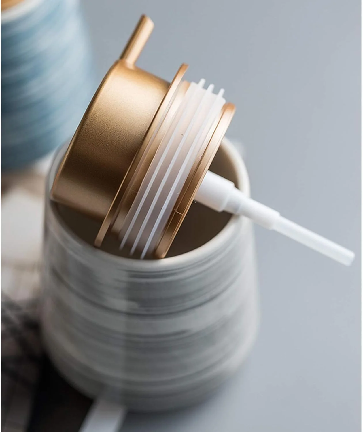 ظرف صابون 430 میلی لیتری سرامیکی با پمپ طلایی با کاربری آسان برای حمام یا آشپزخانه ظرف صابون 430 میلی لیتری سرامیکی با پمپ طلایی با کاربری آسان برای حمام یا آشپزخانه