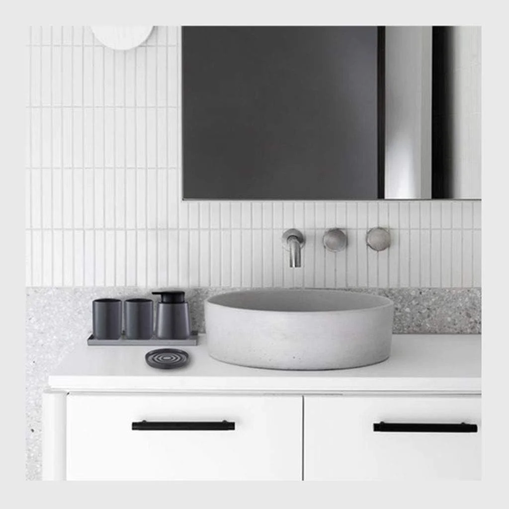 جا مایع دستشویی سرامیکی ست چهار تکه حمام، جا مایع ظرفشویی آشپزخانه، شامپو، ژل دوش، بطری خالی