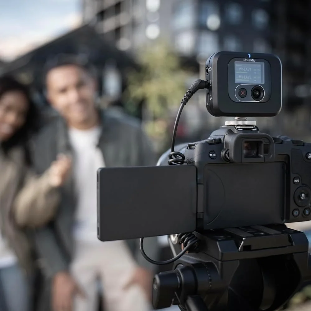 کیت Shure MoveMic Two - میکروفون های یقه ای بی سیم حرفه ای با گیرنده دوربین برای دوربین های DSLR، آیفون، اندروید، مک و رایانه شخصی، 2 میکروفون کوچک بلوتوثی، 24 ساعت شارژ، IPX4، میکروفون های یقه ای گیره ای قابل حمل (MV-Two-KIT-Z7) کیت Shure MoveMic Two - میکروفون های یقه ای بی سیم حرفه ای با گیرنده دوربین برای دوربین های DSLR، آیفون، اندروید، مک و رایانه شخصی، 2 میکروفون کوچک بلوتوثی، 24 ساعت شارژ، IPX4، میکروفون های یقه ای گیره ای قابل حمل (MV-Two-KIT-Z7)