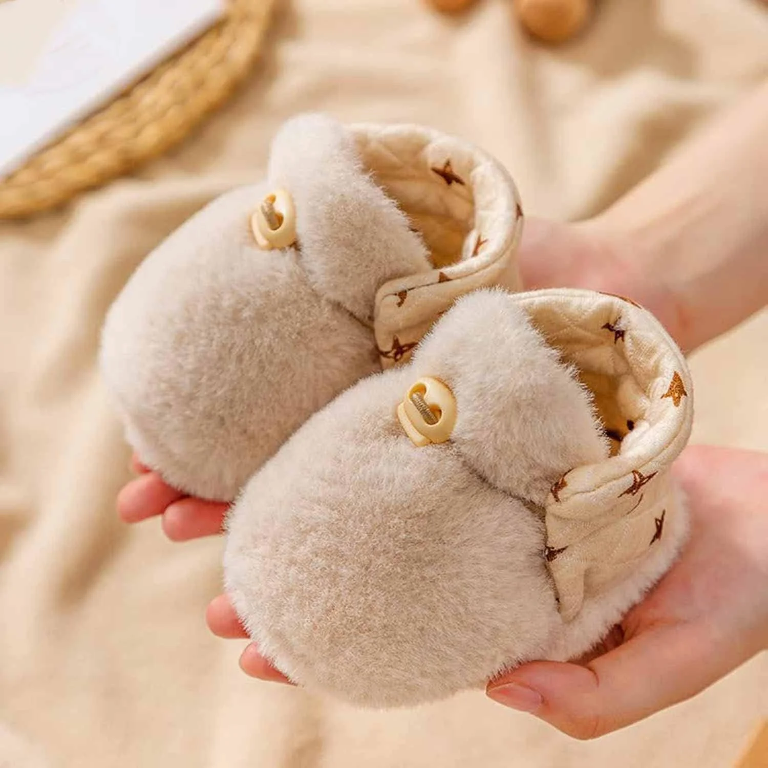 کفش نوزادی کارتونی مخمل پنبه ای، کفش های پاپوش زمستانی گرم زیره نرم ضد لغزش پسرانه دخترانه، کفش های پاپوش خانگی گرم مخمل نوزادی کارتونی زیبا، کفش های گرم نوزادی
