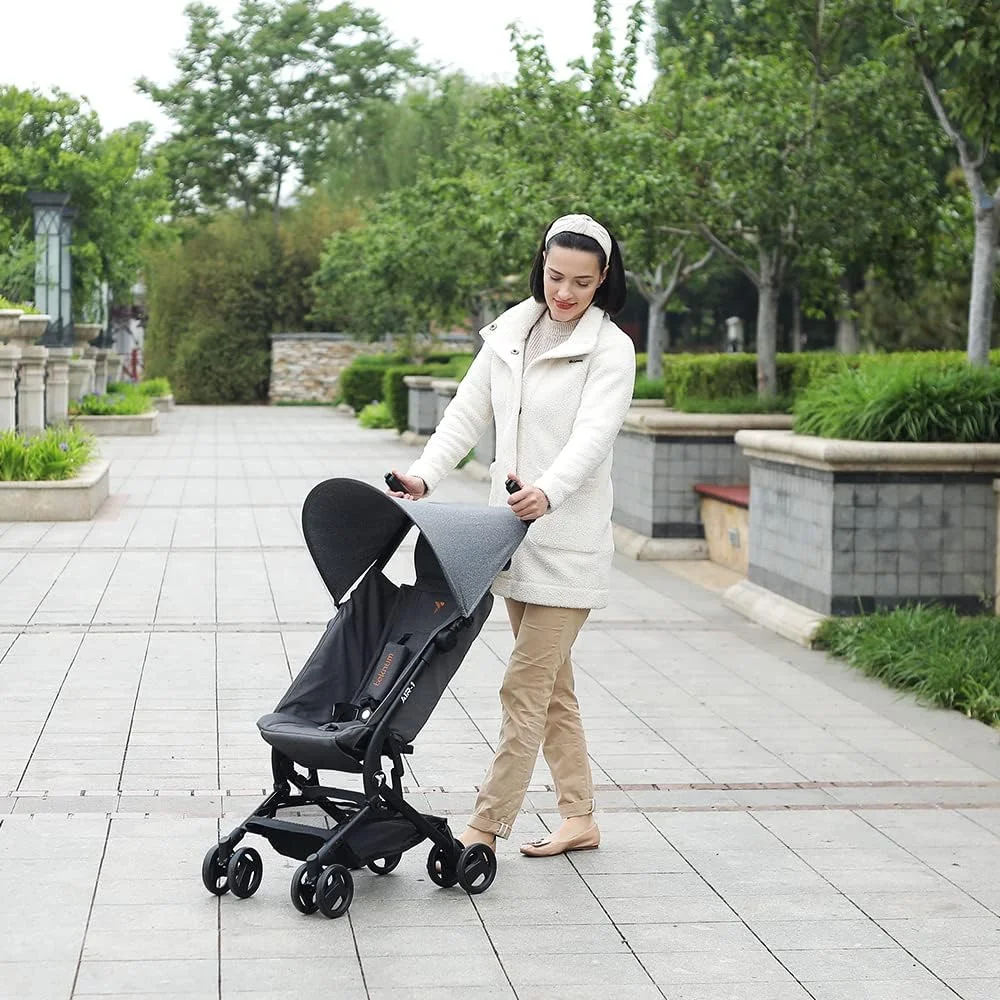 کالسکه مسافرتی تكنوم مدل AIR-1، مناسب برای 0 تا 3 سال تا وزن 22 کیلوگرم، تاشو فوق العاده جمع و جور، سبک وزن، دارای کیف حمل، کمربند ایمنی 5 نقطه ای، سایبان، صندلی پهن، چرخ ها، تکیه گاه چند حالته، زیرپایی قابل تنظیم، خاکستری