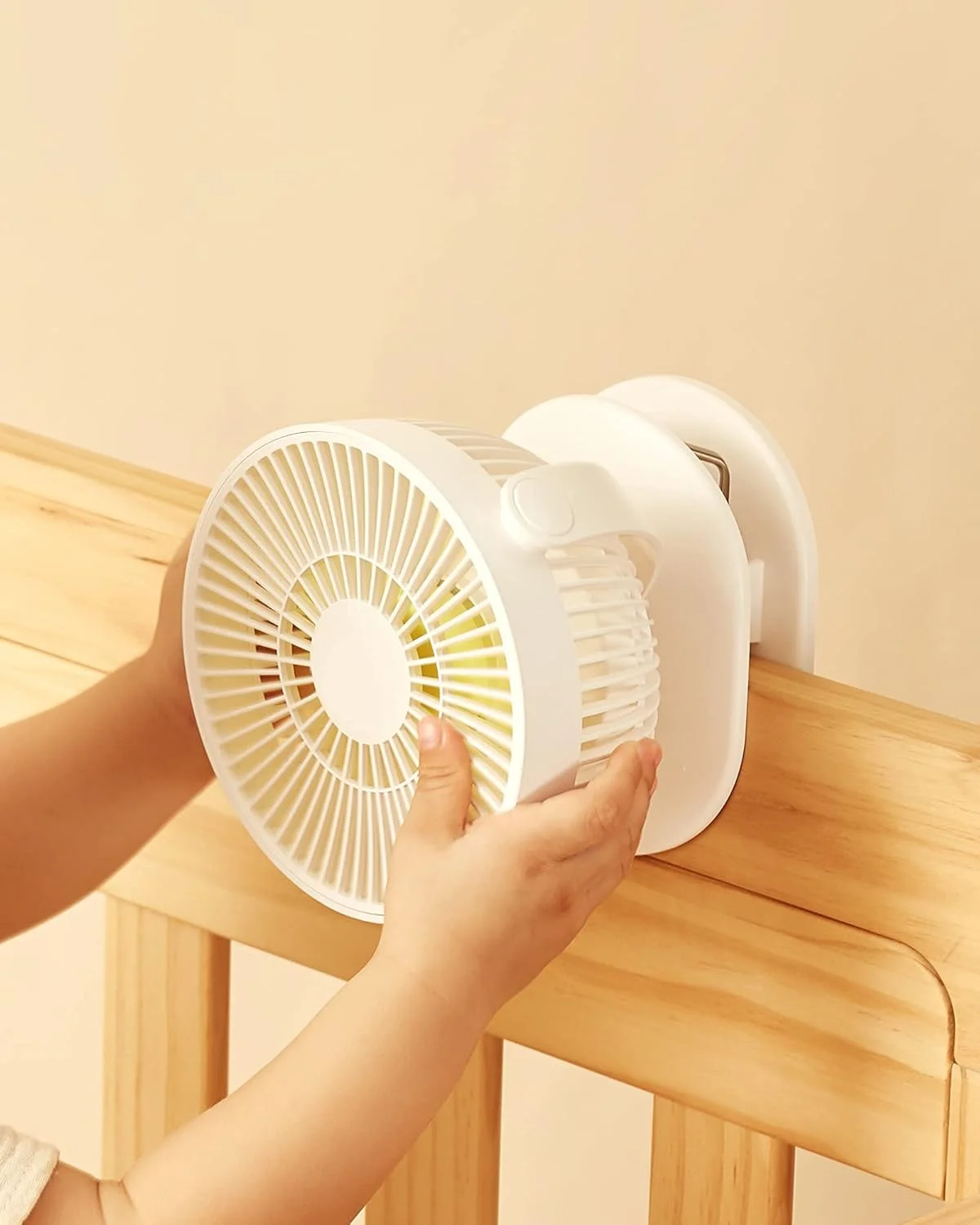 پنکه گیره ای کالسکه کودک JISULIFE، با باتری 4000 میلی آمپر ساعتی، کوچک و قابل حمل، طراحی باریک و بی صدا، 4 سرعت تا حداکثر 14 ساعت، ایده آل برای تخت، میز، صندلی ماشین - سفید شیری پنکه گیره ای کالسکه کودک JISULIFE، با باتری 4000 میلی آمپر ساعتی، کوچک و قابل حمل، طراحی باریک و بی صدا، 4 سرعت تا حداکثر 14 ساعت، ایده آل برای تخت، میز، صندلی ماشین - سفید شیری