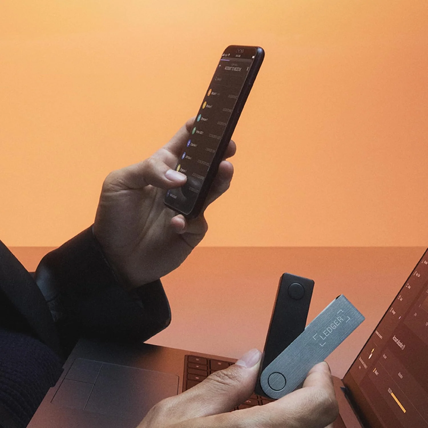 لجر نانو ایکس: کیف پول سخت افزاری بلوتوث دار برای مدیریت امن ارزهای دیجیتال و NFT های شما در هر مکان (آبی یاقوتی)