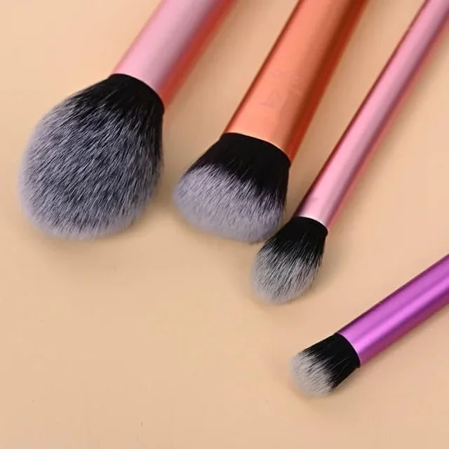 ست براش آرایشی ریل تکنیک مدل Everyday Essentials شامل 5 ابزار ضروری برای تسلط بر هر نوع آرایش، با موهای نرم و کرکی و نوک تیز. پودر رژگونه را به طور یکنواخت برای ظاهری صاف و طبیعی پخش می کند. ست براش آرایشی ریل تکنیک مدل Everyday Essentials شامل 5 ابزار ضروری برای تسلط بر هر نوع آرایش، با موهای نرم و کرکی و نوک تیز. پودر رژگونه را به طور یکنواخت برای ظاهری صاف و طبیعی پخش می کند.