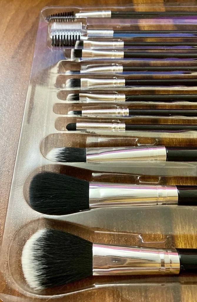 ست برس آرایشی اورومک ORO MAC مناسب آرایش عروس، دختران و بانوان (بسته 12 عددی) ست برس آرایشی اورومک ORO MAC مناسب آرایش عروس، دختران و بانوان (بسته 12 عددی)