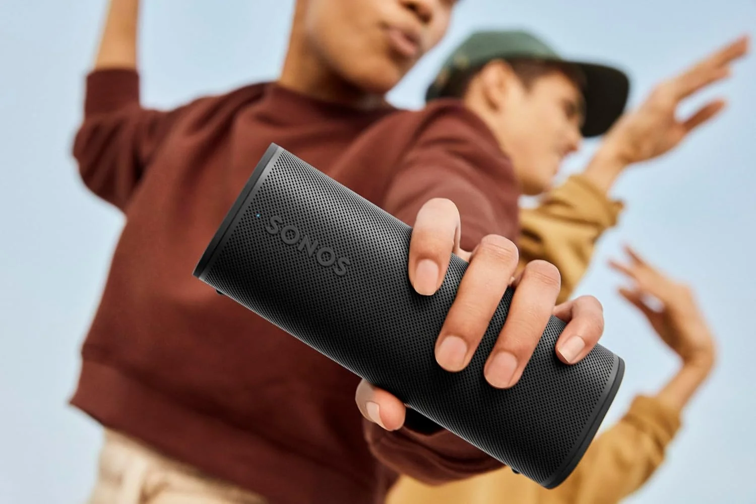 اسپیکر قابل حمل سبک وزن ضد آب Sonos Roam 2 مشکی با بلوتوث، وای فای، عمر باتری 10 ساعته و کنترل صوتی برای استفاده در خانه و فضای باز اسپیکر قابل حمل سبک وزن ضد آب Sonos Roam 2 مشکی با بلوتوث، وای فای، عمر باتری 10 ساعته و کنترل صوتی برای استفاده در خانه و فضای باز