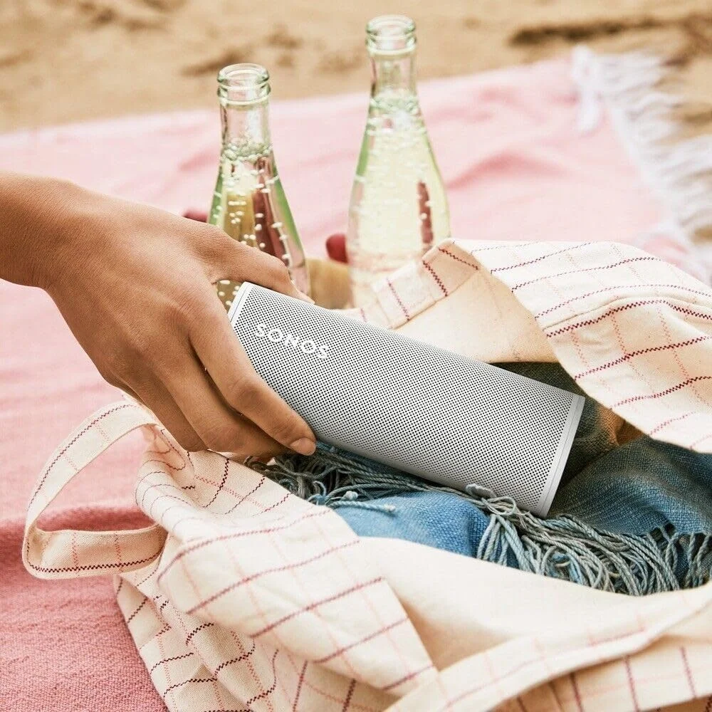 اسپیکر هوشمند قابل حمل Sonos Roam - مناسب برای گوش دادن در خانه و بیرون از خانه - سفید اسپیکر هوشمند قابل حمل Sonos Roam - مناسب برای گوش دادن در خانه و بیرون از خانه - سفید