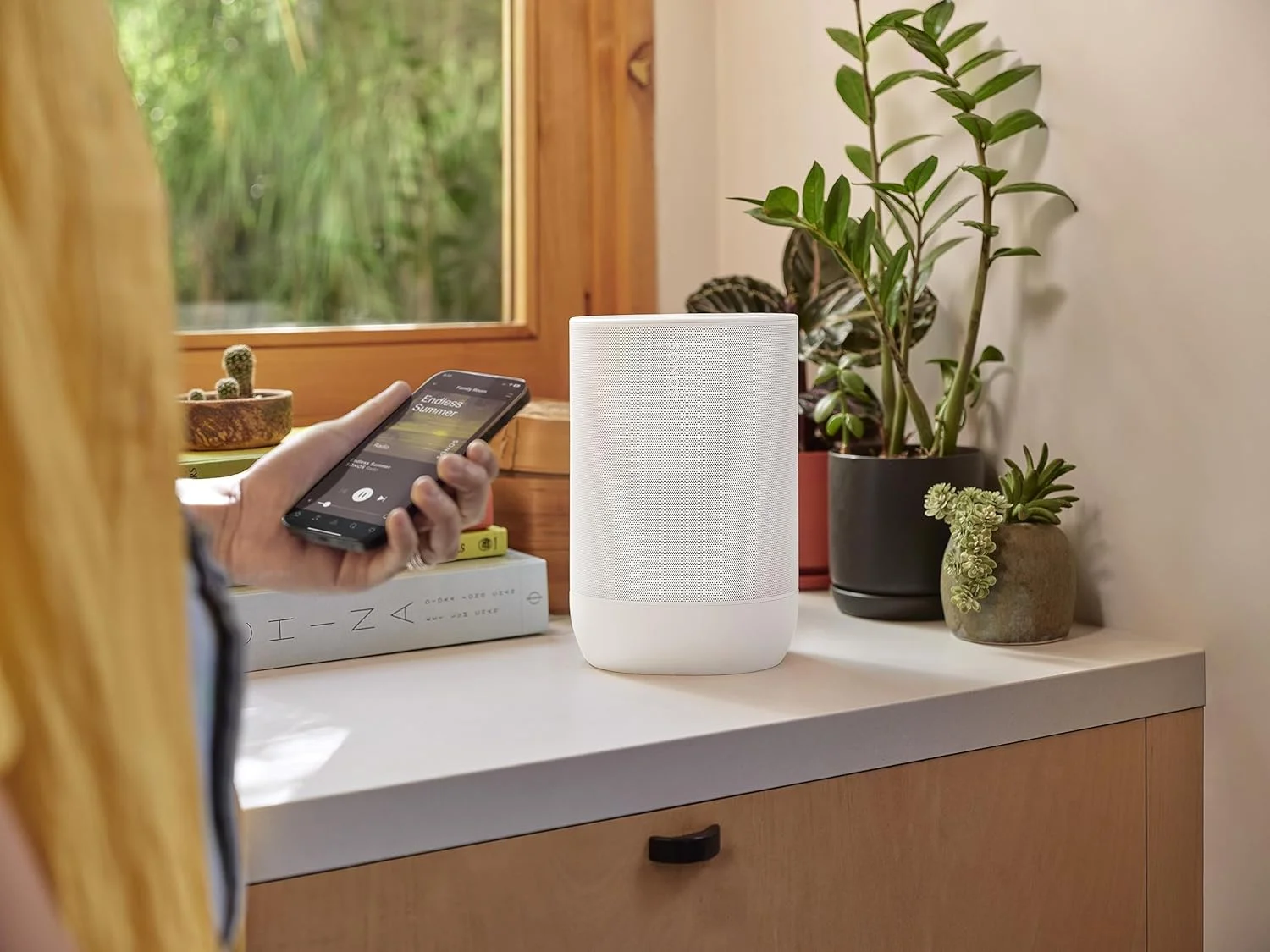 Sonos Move 2، ارتقا یافته از داخل و خارج، قدرتمندترین اسپیکر قابل حمل ما صدای استریو تپنده قلب را در هر کجا که بخواهید ارائه می دهد. (سفید) Sonos Move 2، ارتقا یافته از داخل و خارج، قدرتمندترین اسپیکر قابل حمل ما صدای استریو تپنده قلب را در هر کجا که بخواهید ارائه می دهد. (سفید)