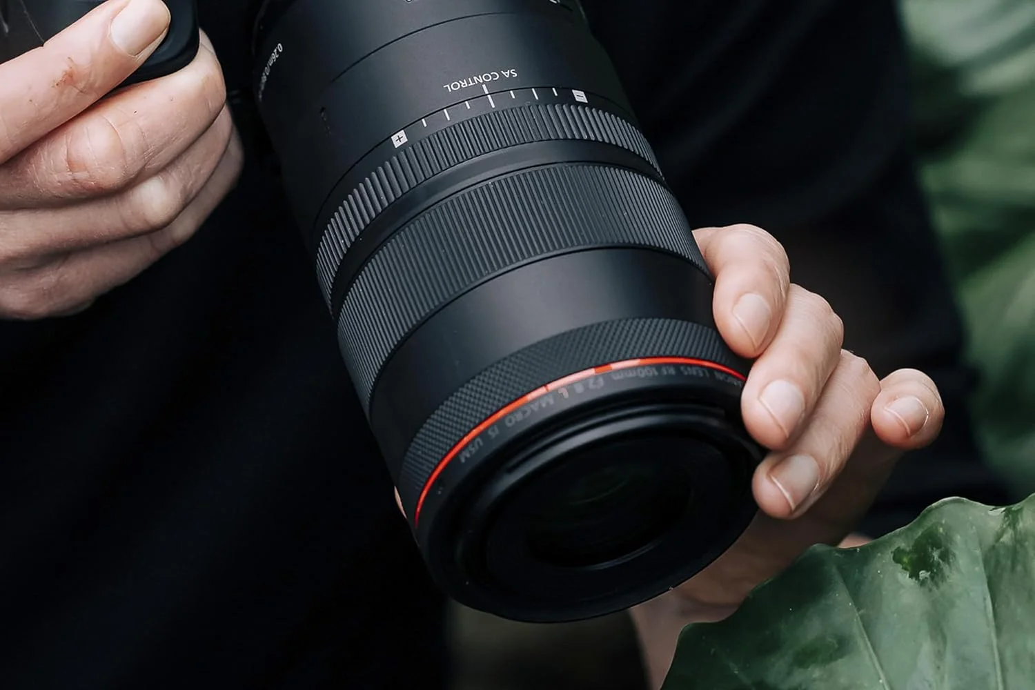 لنز ماکرو حرفه ای Canon RF 100mm F2.8L Macro IS USM برای دوربین های Canon R System لنز ماکرو حرفه ای Canon RF 100mm F2.8L Macro IS USM برای دوربین های Canon R System