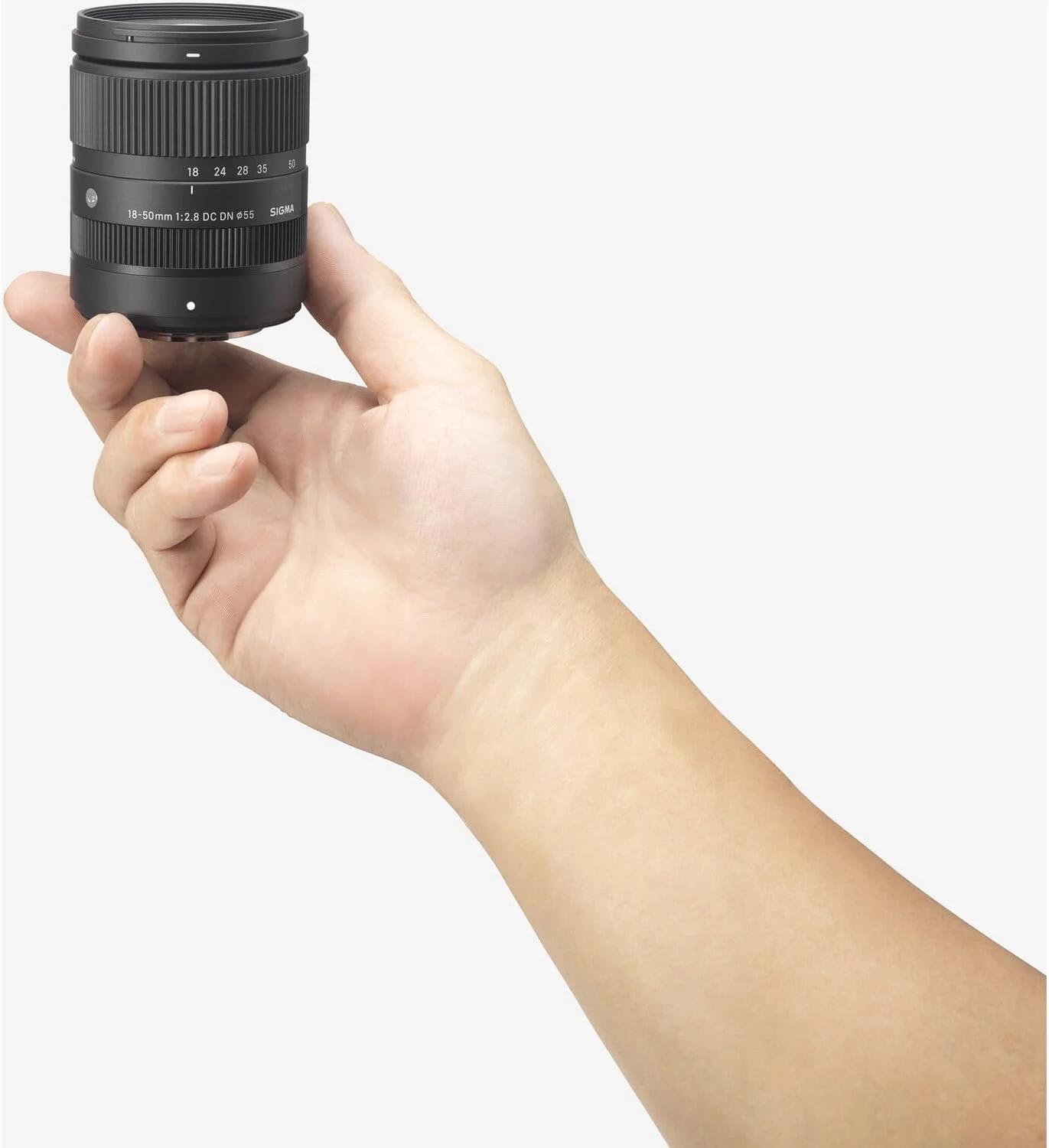 لنز سیگما 18-50mm F2.8 DC DN Contemporary برای Fujifilm X mount، نسخه امارات لنز سیگما 18-50mm F2.8 DC DN Contemporary برای Fujifilm X mount، نسخه امارات