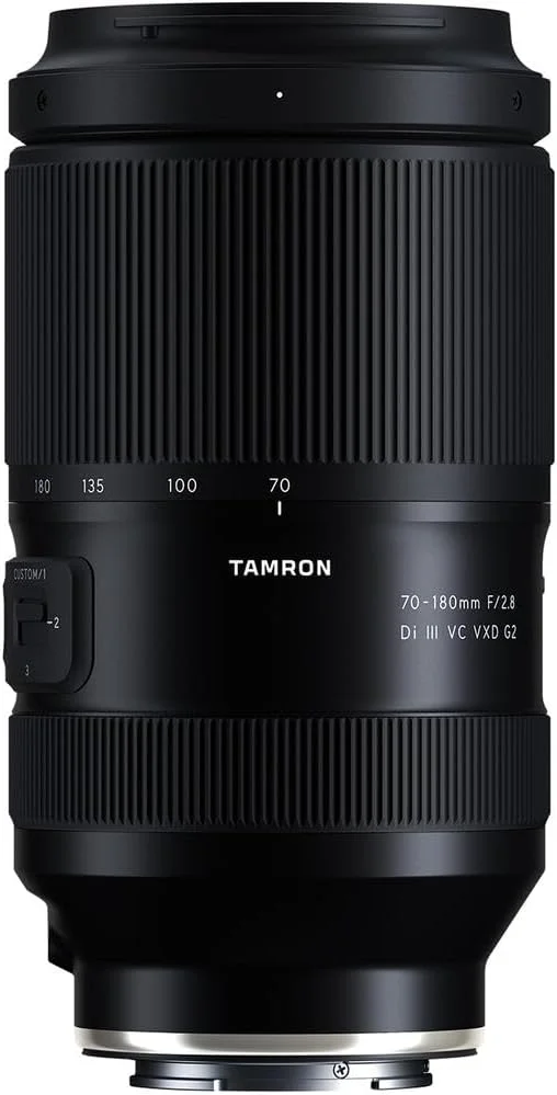 لنز تامرون 70-180mm f/2.8 Di III VC VXD G2 برای Sony E (AFA065S-700) به همراه کارت حافظه 64 گیگابایتی، کیت فیلتر 3 تکه، کوله پشتی، کارت خوان، کیف کارت، کیت تمیز کننده کامل، درپوش لنز لنز تامرون 70-180mm f/2.8 Di III VC VXD G2 برای Sony E (AFA065S-700) به همراه کارت حافظه 64 گیگابایتی، کیت فیلتر 3 تکه، کوله پشتی، کارت خوان، کیف کارت، کیت تمیز کننده کامل، درپوش لنز