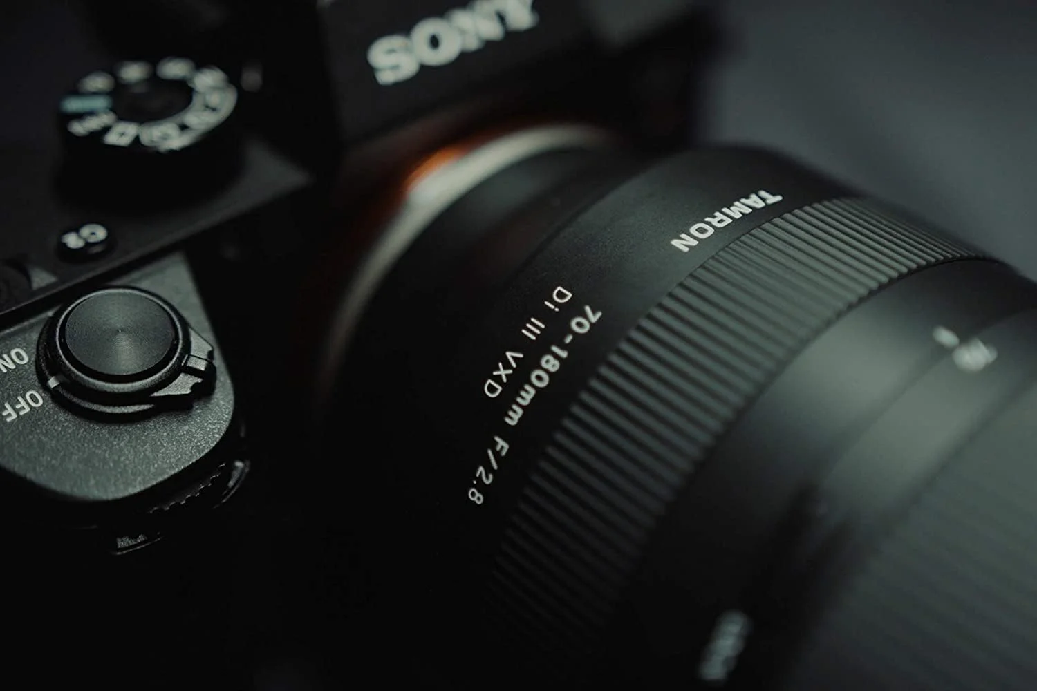 لنز تامرون 70-180mm f/2.8 DI III VXD برای Sony E لنز تامرون 70-180mm f/2.8 DI III VXD برای Sony E
