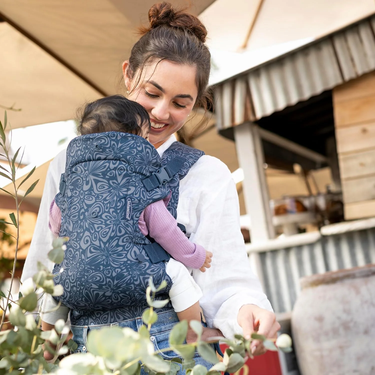 آغوشی نوزاد اینفانتینو مدل Flip 4-in-1، قابل تنظیم، ارگونومیک، ضروری برای سیسمونی، مناسب نوزاد تا نوپا، طرح گلدار سرمه ای آغوشی نوزاد اینفانتینو مدل Flip 4-in-1، قابل تنظیم، ارگونومیک، ضروری برای سیسمونی، مناسب نوزاد تا نوپا، طرح گلدار سرمه ای