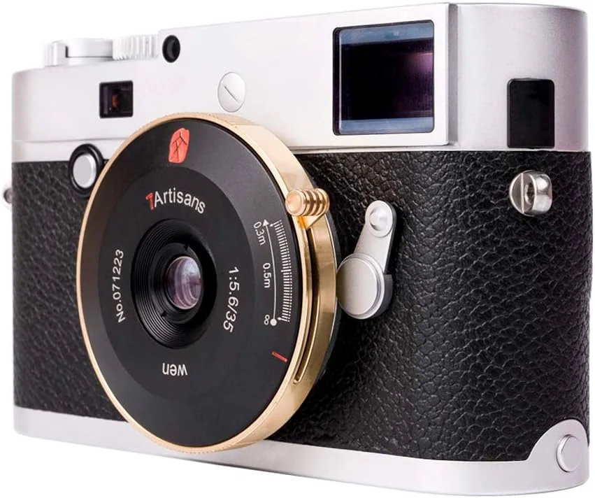 لنز 35mm f5.6 فول فریم 7artisans با فوکوس دستی سازگار با دهانه Leica M برای Leica M, M10, M240 M-P240, M-TYP246, M-P, M 262, M7 (طلایی مشکی) لنز 35mm f5.6 فول فریم 7artisans با فوکوس دستی سازگار با دهانه Leica M برای Leica M, M10, M240 M-P240, M-TYP246, M-P, M 262, M7 (طلایی مشکی)