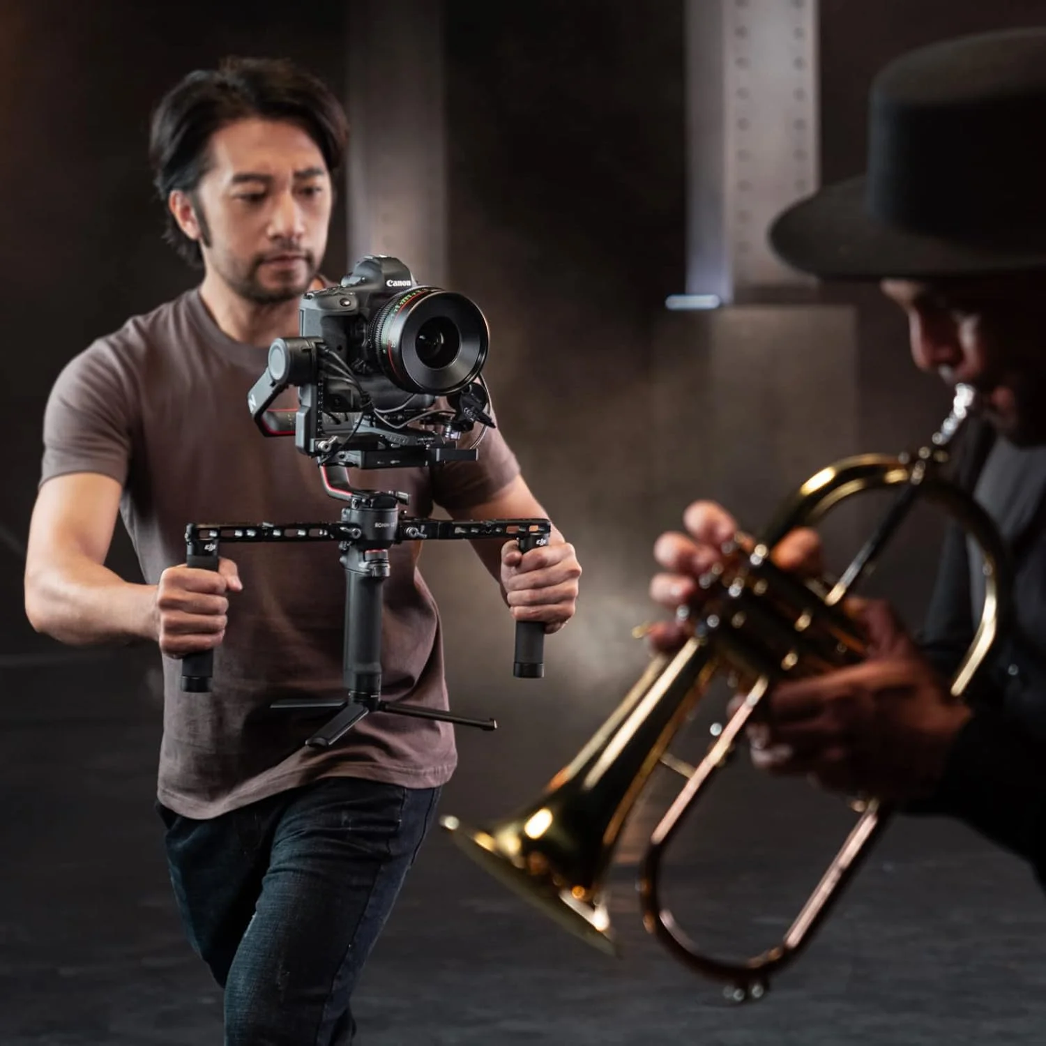 DJI RS 2 Pro Combo - لرزشگیر گیمبال 3 محوره برای دوربین های DSLR و بدون آینه، نیکون سونی پاناسونیک کانن فوجی فیلم، Ronin S، تحمل وزن 4.5 کیلوگرم، فیبر کربن، موتور فوکوس، سیستم انتقال تصویر - مشکی DJI RS 2 Pro Combo - لرزشگیر گیمبال 3 محوره برای دوربین های DSLR و بدون آینه، نیکون سونی پاناسونیک کانن فوجی فیلم، Ronin S، تحمل وزن 4.5 کیلوگرم، فیبر کربن، موتور فوکوس، سیستم انتقال تصویر - مشکی