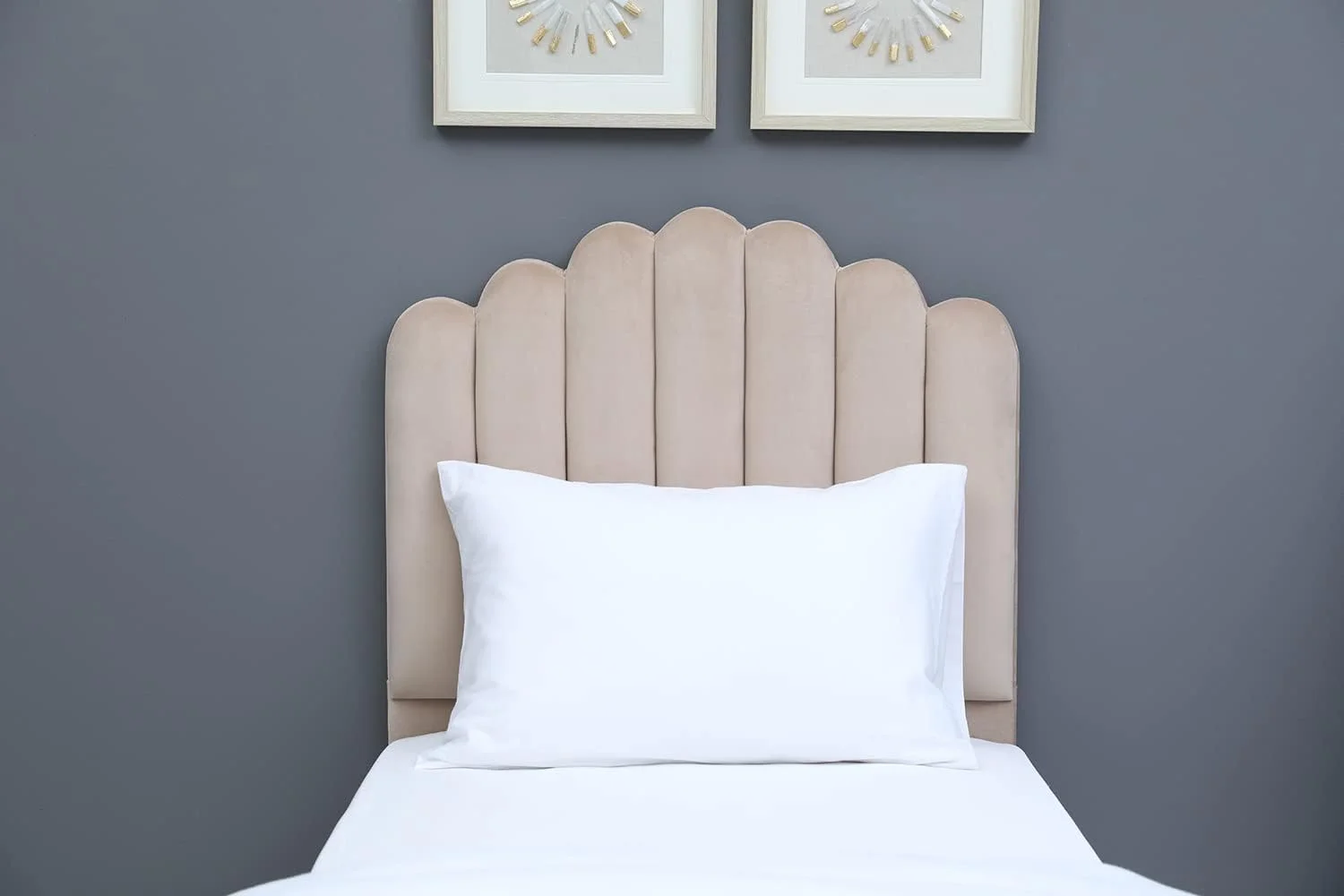 تخت یک نفره آنا از مبلمان خانگی پان امارات، مخمل، 120X200، بژ تخت یک نفره آنا از مبلمان خانگی پان امارات، مخمل، 120X200، بژ